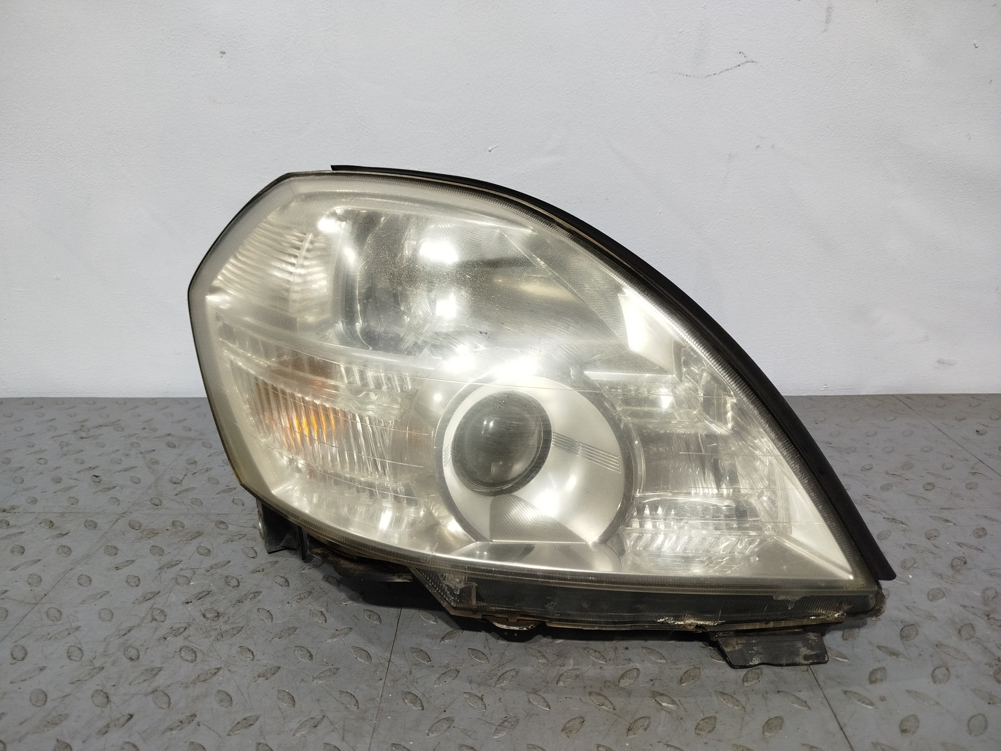 ФАРА NISSAN ПРАВАЯ 260109W50A  F630Z