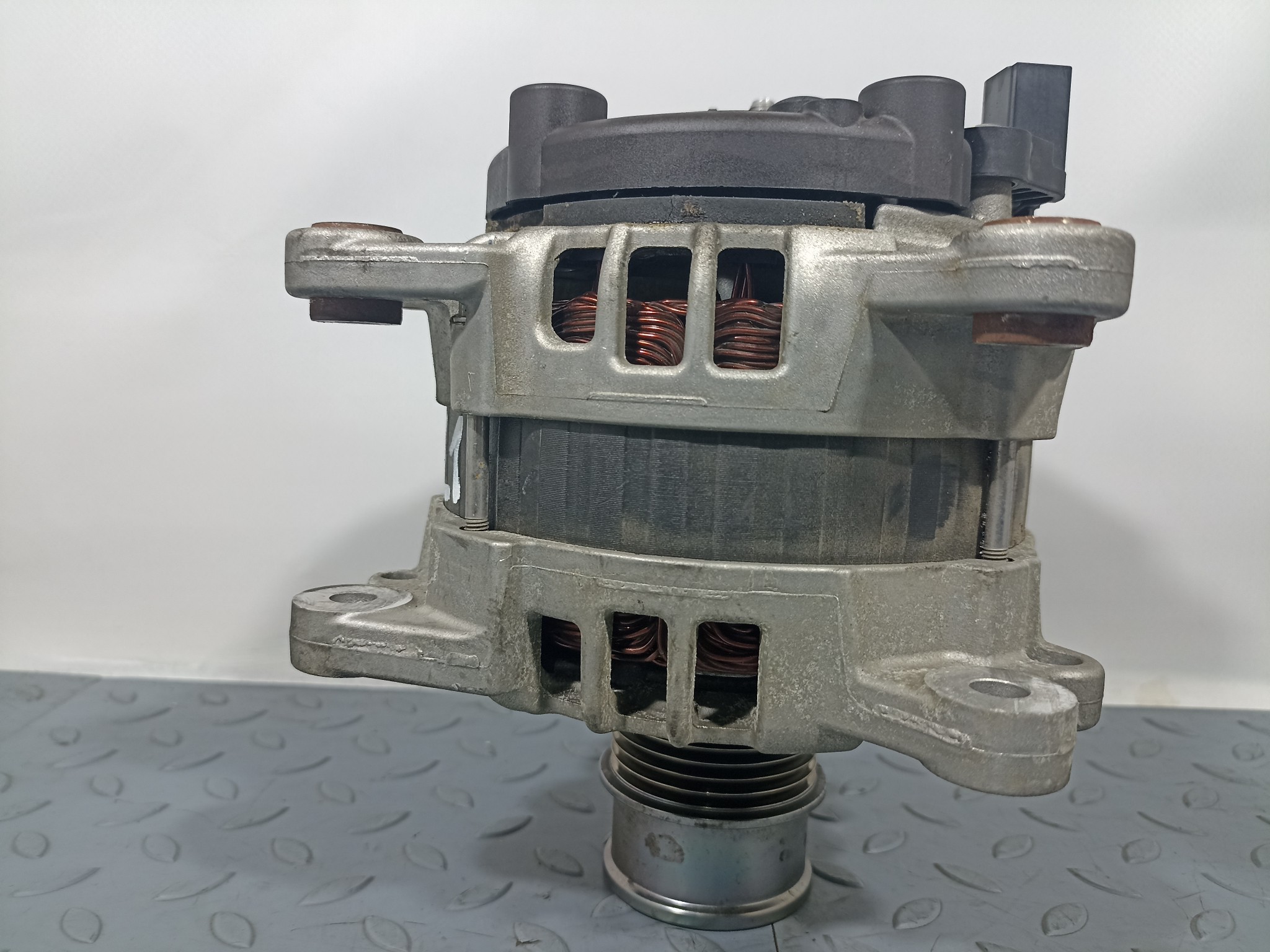 ГЕНЕРАТОР AUDI VOLKSWAGEN SEAT SKODA 04C903021A YE021Z