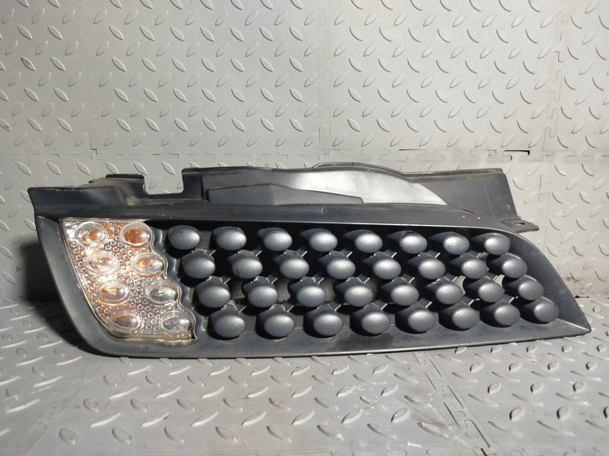 РЕШЕТКА РАДИАТОРА NISSAN ПРАВАЯ 62320CT00A  KB1174