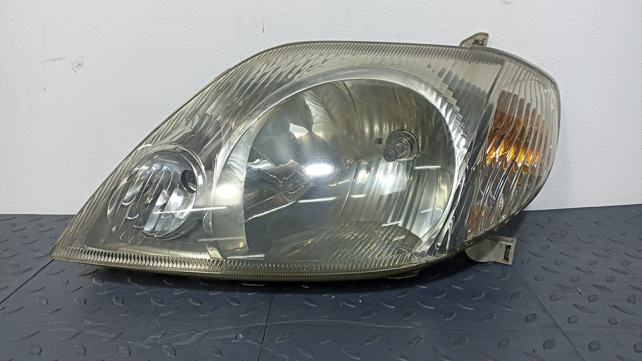 ФАРА TOYOTA ЛЕВАЯ 811501E480 YE121Z