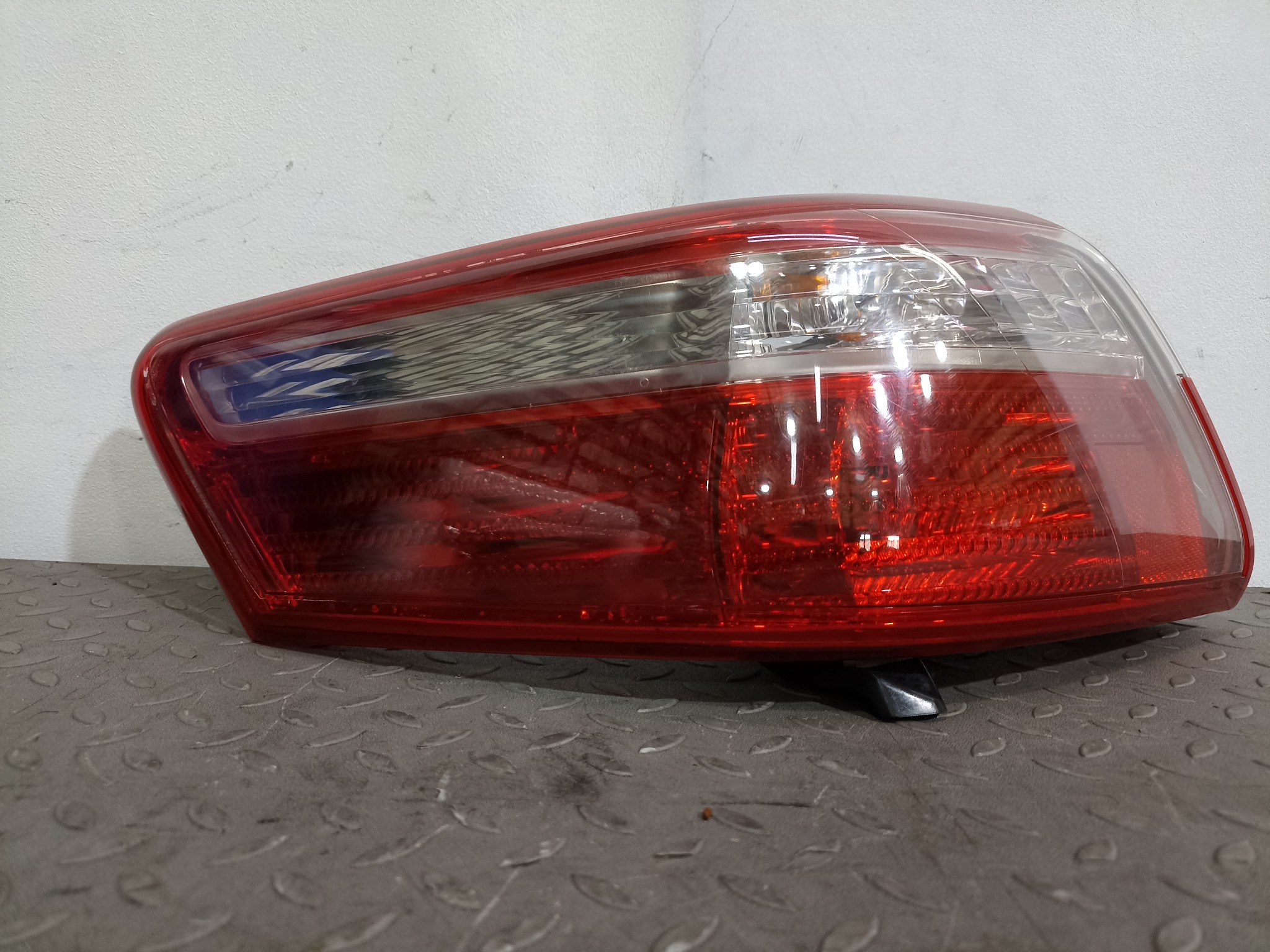 ФОНАРЬ TOYOTA DAIHATSU ЛЕВЫЙ 8156033470 YE134