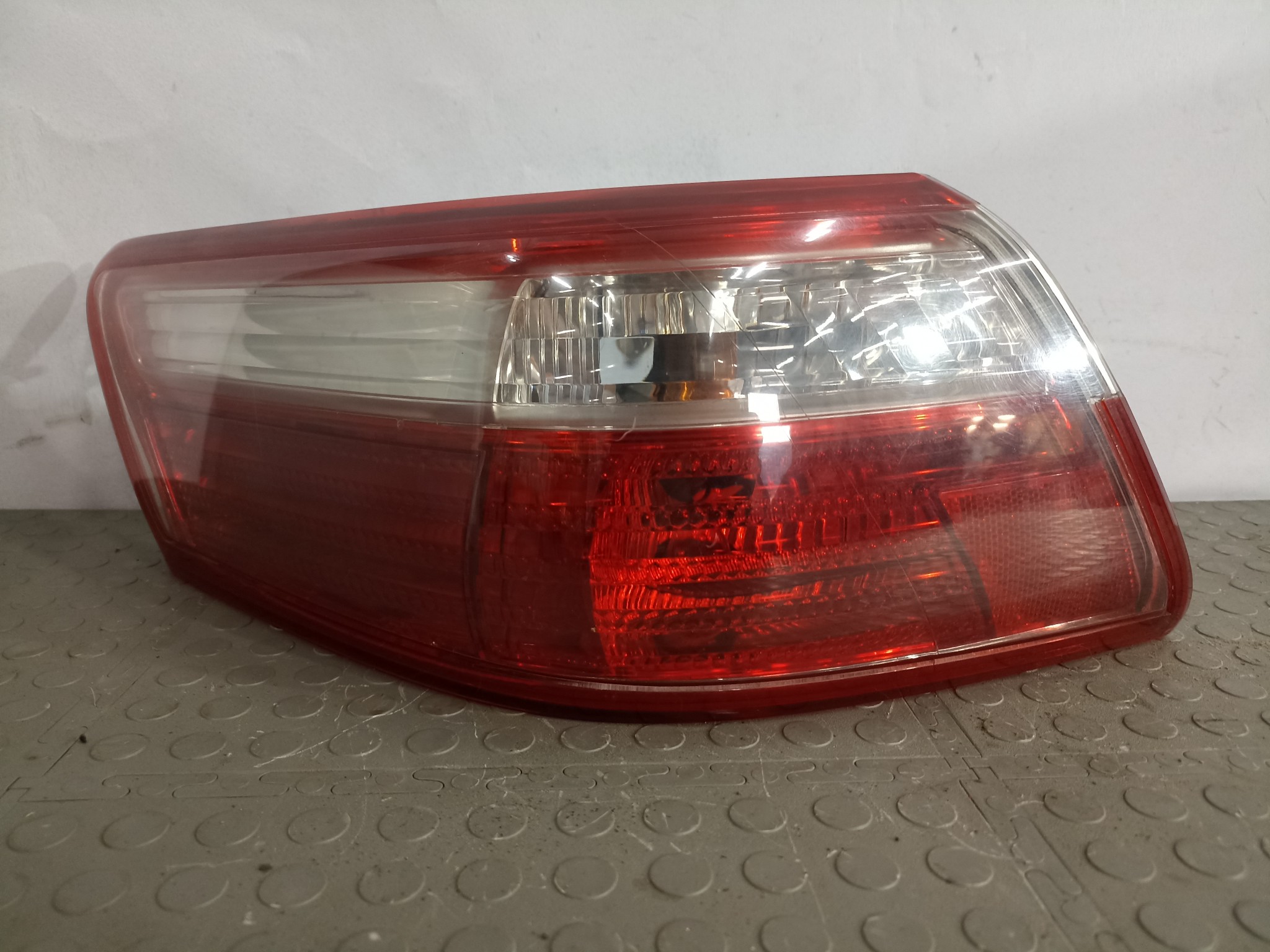 ФОНАРЬ TOYOTA DAIHATSU ЛЕВЫЙ 8156033470 YE142