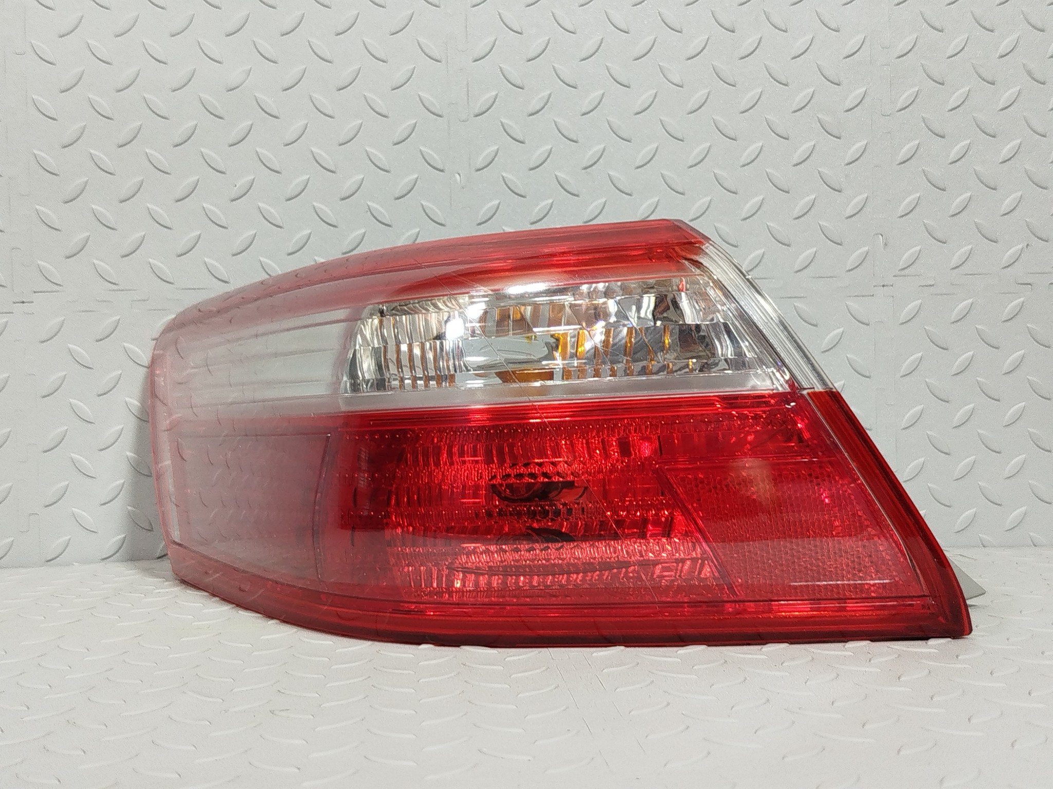 ФОНАРЬ TOYOTA DAIHATSU ЛЕВЫЙ 8156033470  YE089