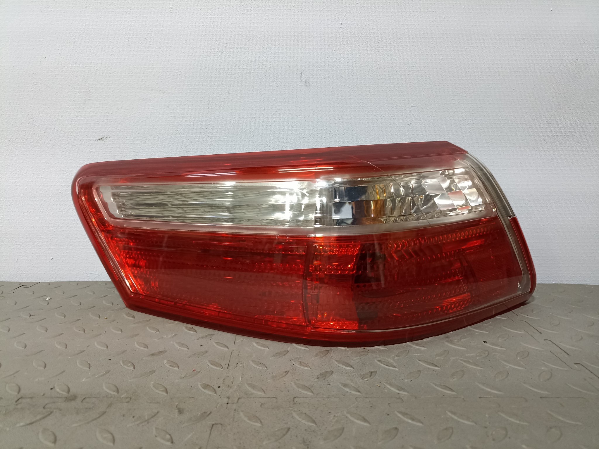 ФОНАРЬ TOYOTA DAIHATSU ЛЕВЫЙ 8156033470  YE038