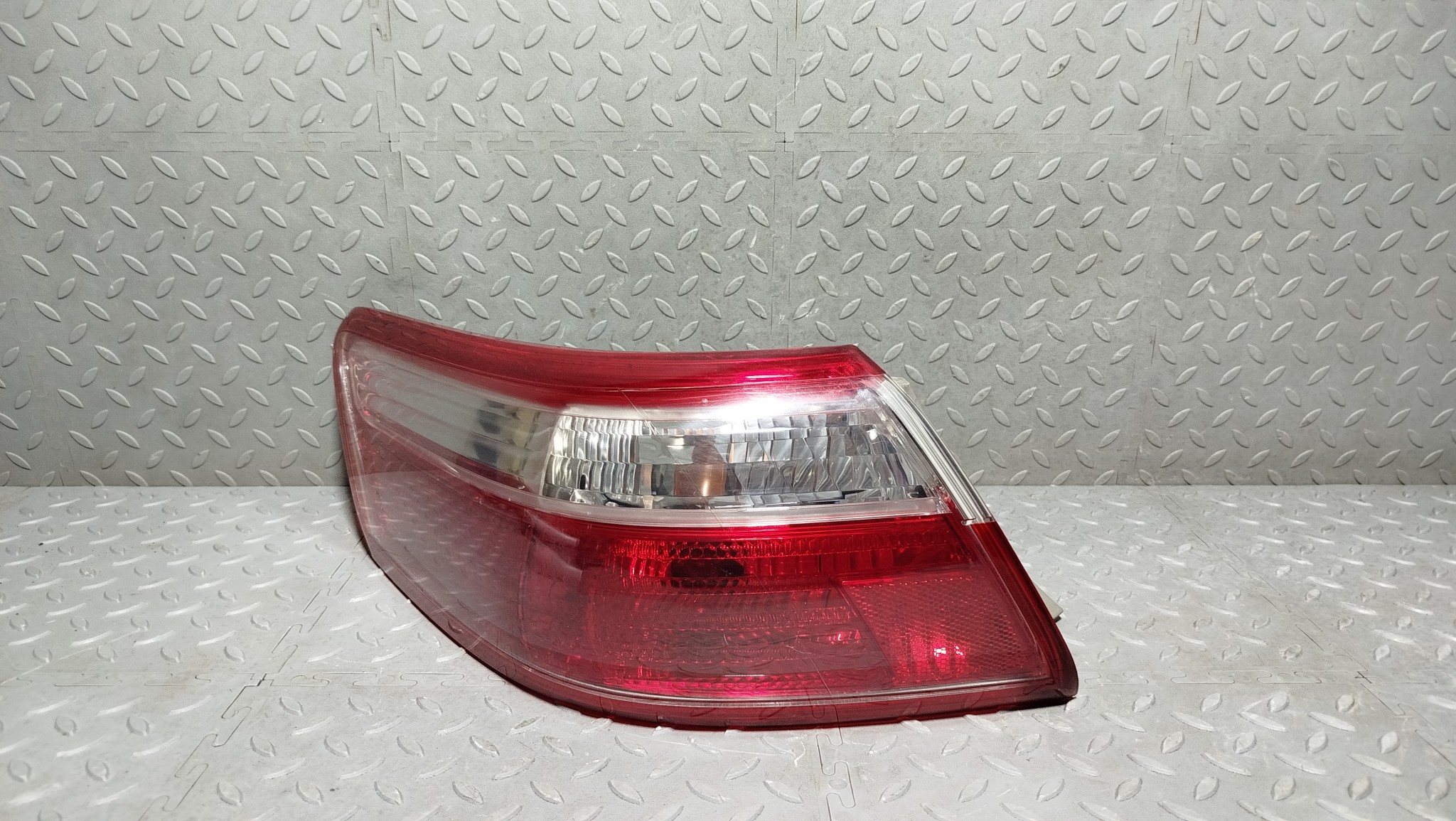 ФОНАРЬ TOYOTA DAIHATSU ЛЕВЫЙ 8156033470  YE071