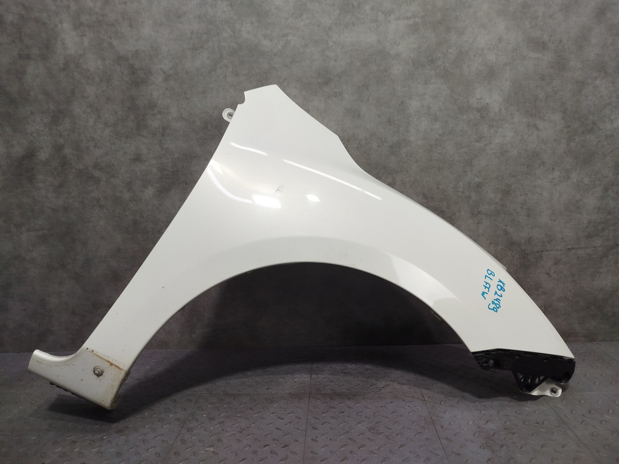 КРЫЛО MAZDA AXELA MAZDA3 BBM452111B ПЕРЕДНЕЕ ПРАВОЕ белый, 34K KB2489