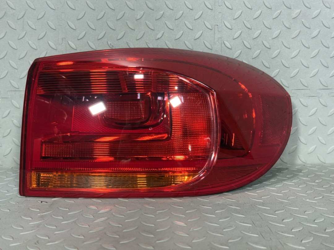ФОНАРЬ VOLKSWAGEN ПРАВЫЙ 5N0945096Q YE009