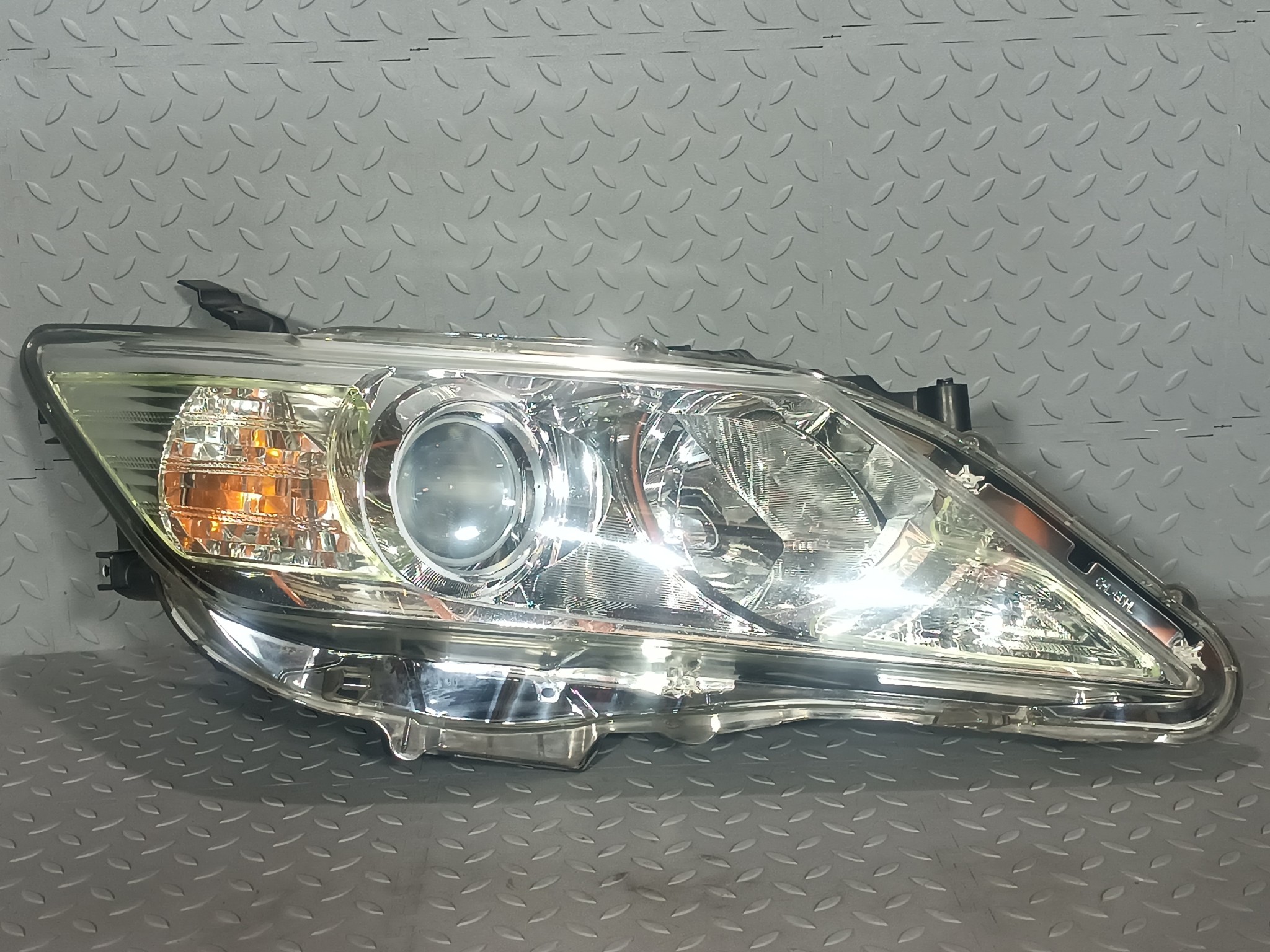 ФАРА TOYOTA DAIHATSU ПРАВАЯ 8111033850  YE047Z
