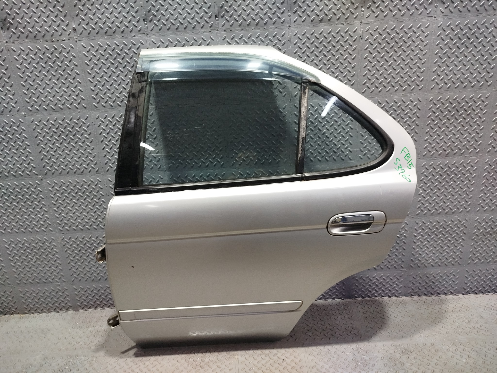 ДВЕРЬ NISSAN SUNNY H21015M6CM ЗАДНЯЯ ЛЕВАЯ  серебро, KY0 S3960
