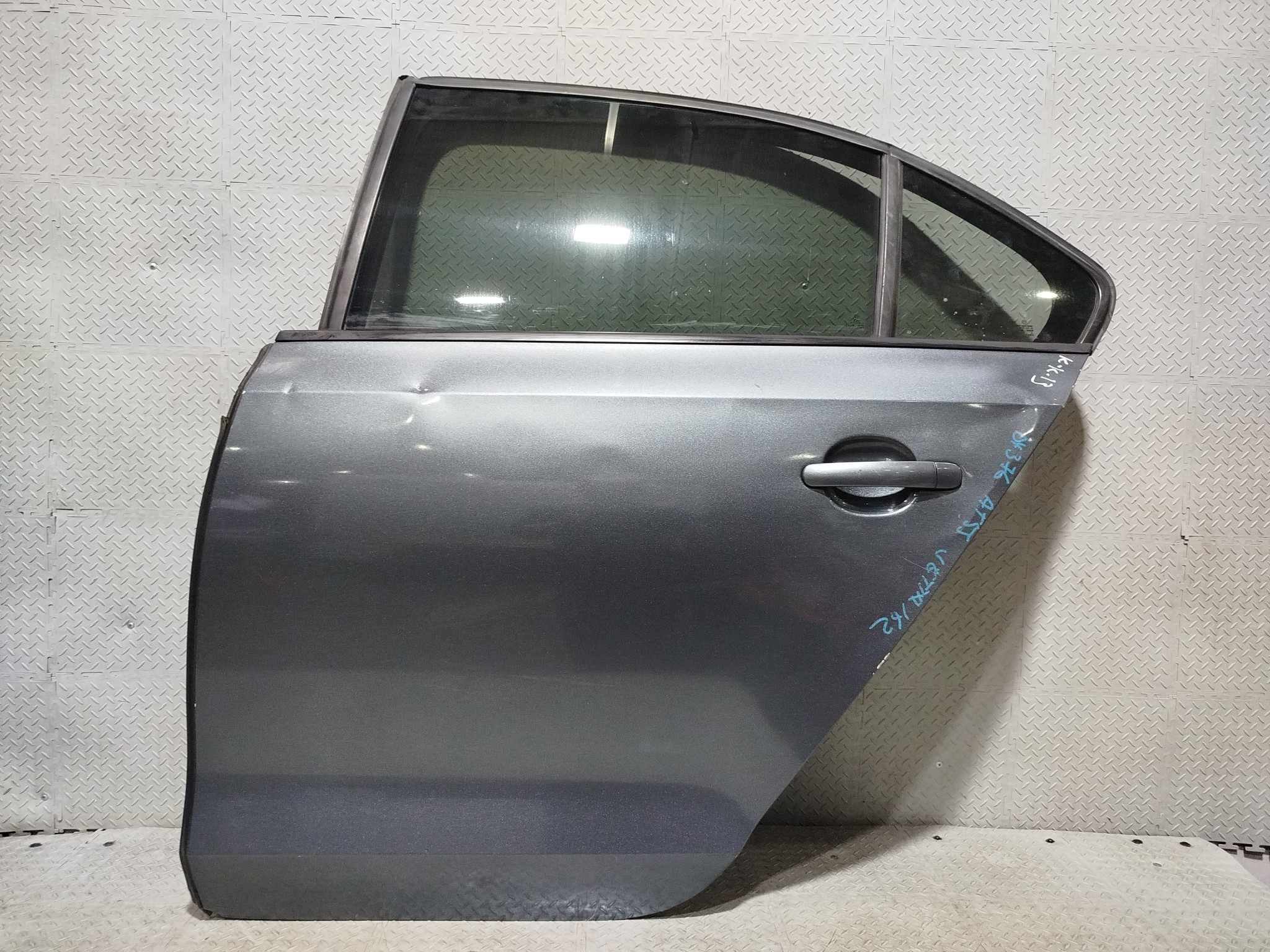 ДВЕРЬ VOLKSWAGEN JETTA 5C6833055A ЗАДНЯЯ ЛЕВАЯ серый DY376