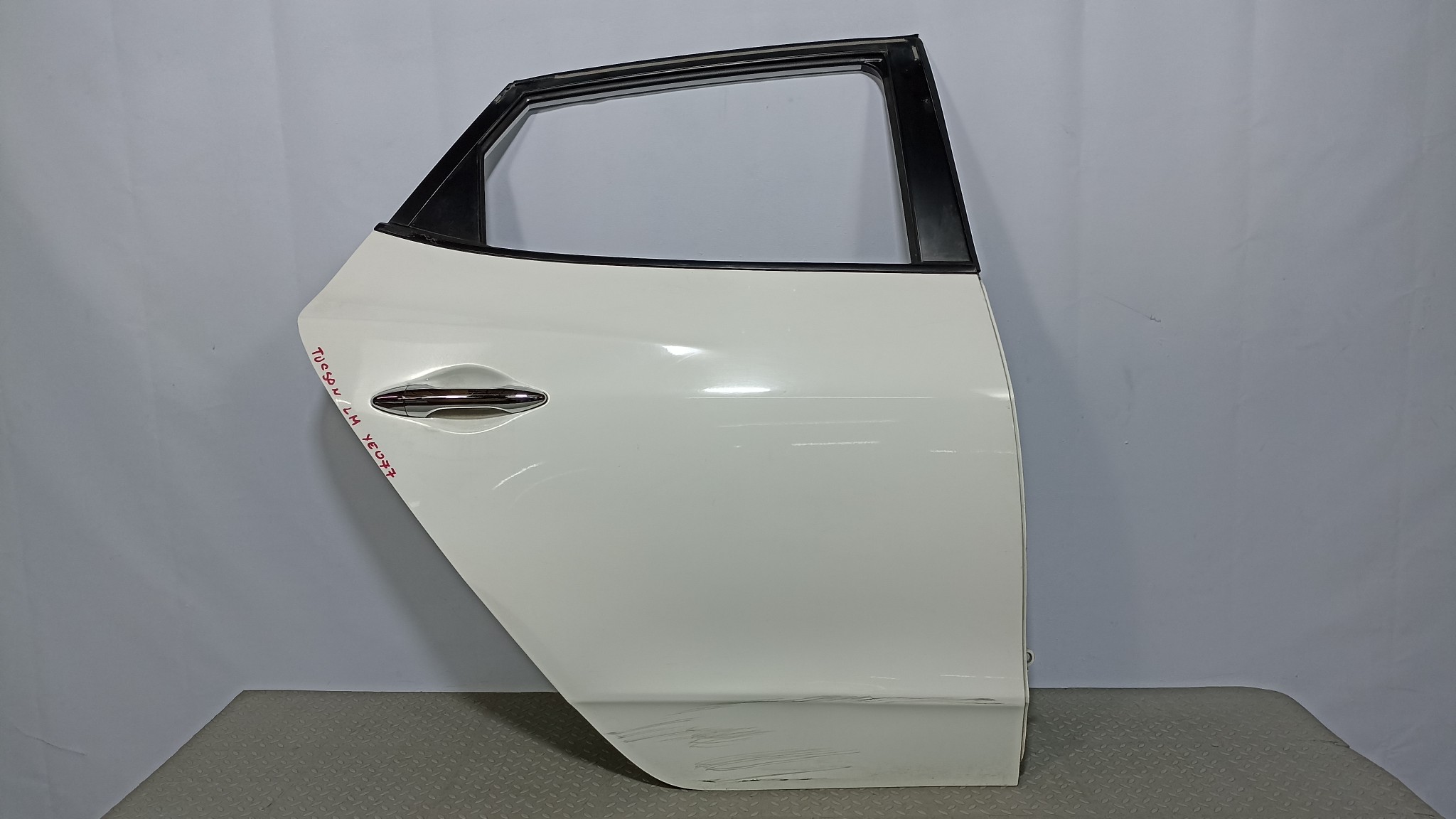 ДВЕРЬ HYUNDAI IX35 TUCSON 770042S000 ЗАДНЯЯ ПРАВАЯ белый YE077