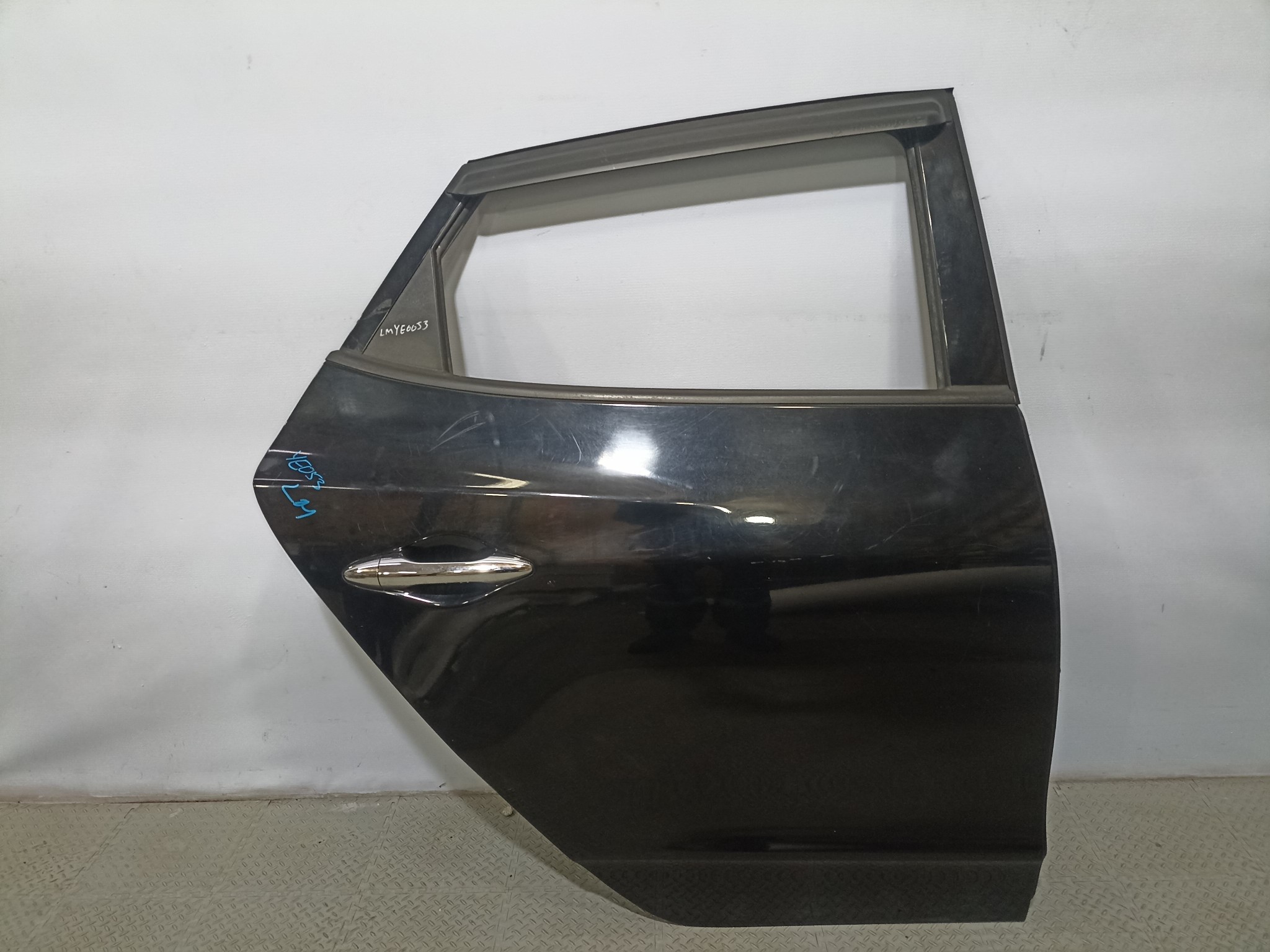 ДВЕРЬ HYUNDAI IX35 TUCSON 770042S000 ЗАДНЯЯ ПРАВАЯ черный YE053