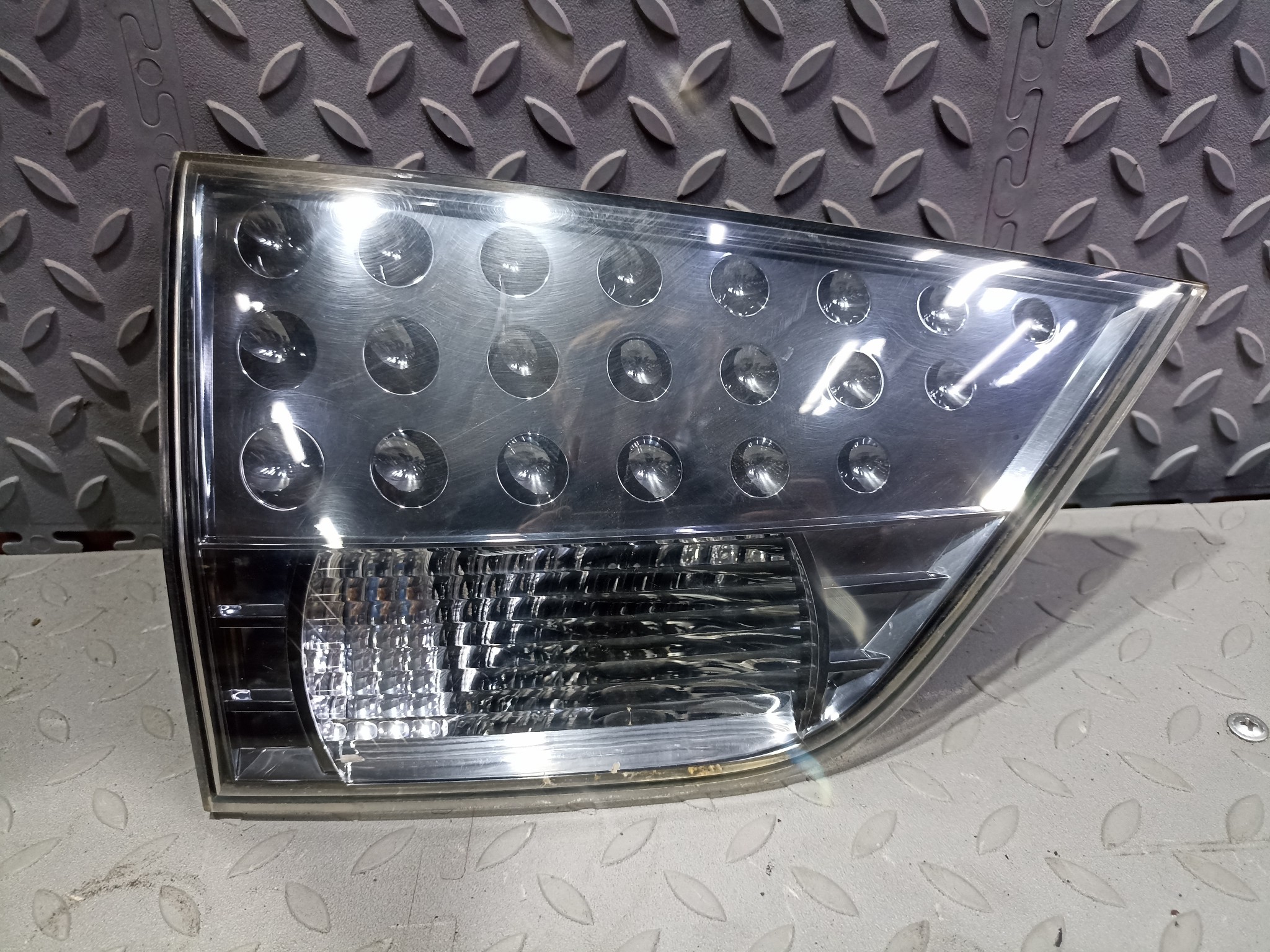 ФАЛЬШПАНЕЛЬ MITSUBISHI ПРАВАЯ 8331A006  KE701Z