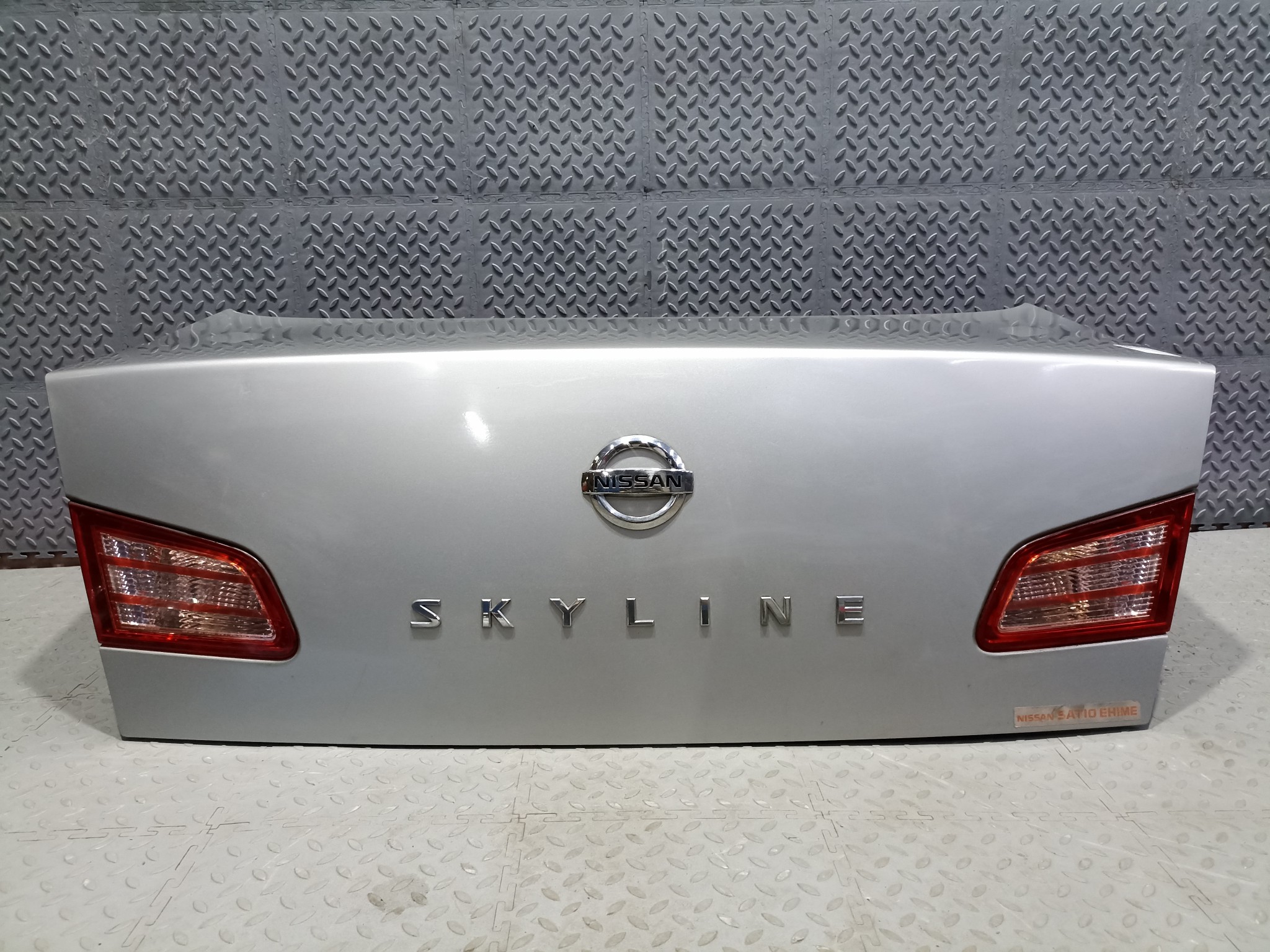 КРЫШКА БАГАЖНИКА NISSAN SKYLINE H4300AC0ME серебро, KY0 FA995