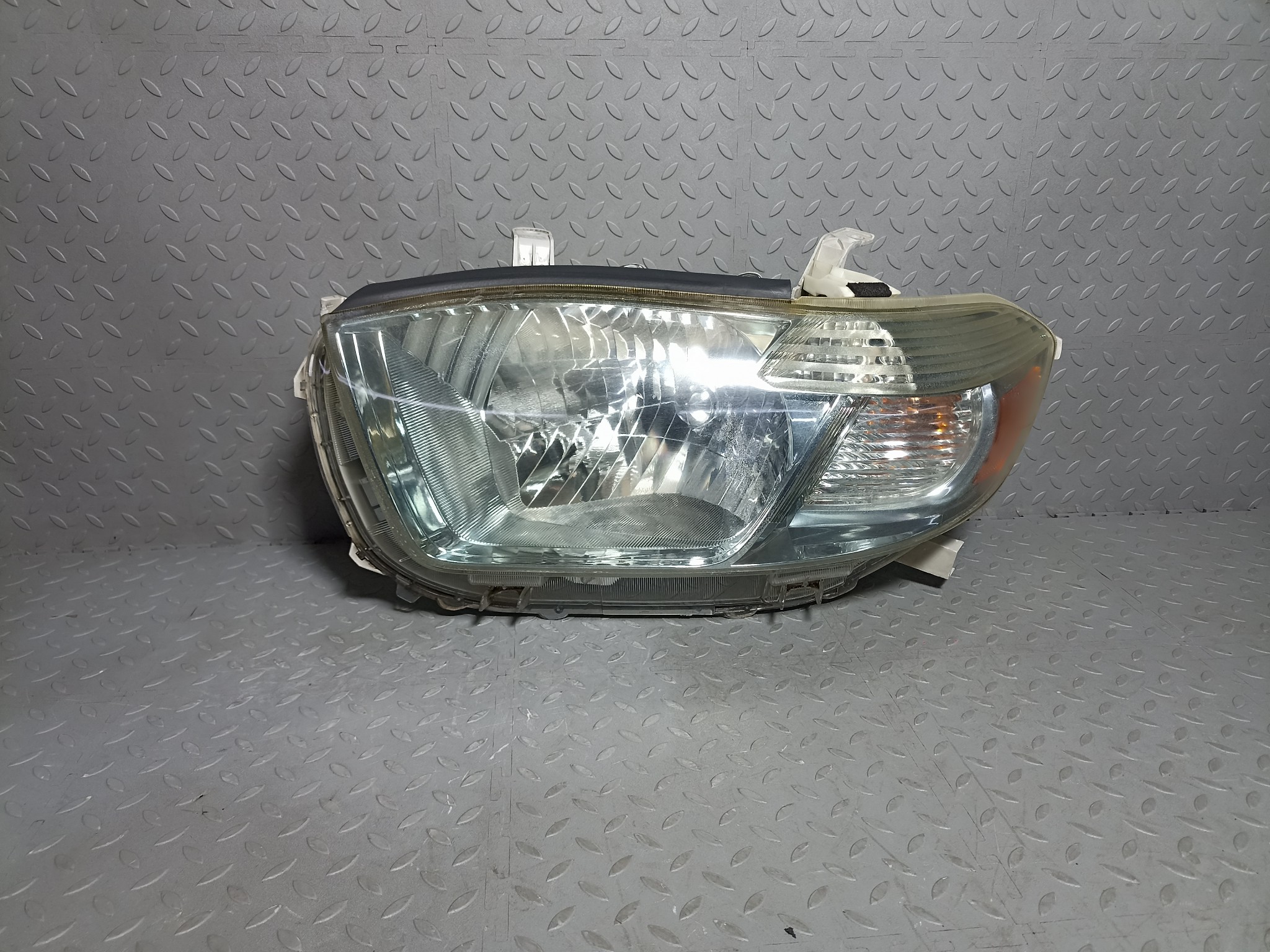 ФАРА TOYOTA ЛЕВАЯ 811500E110 D1609