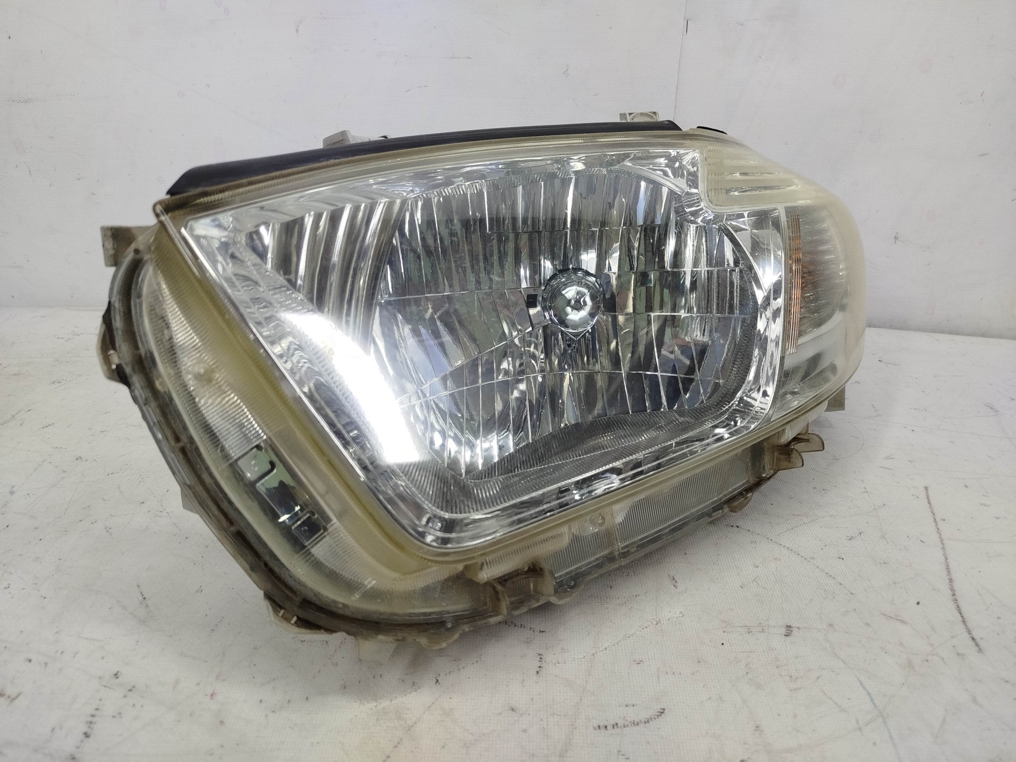 ФАРА TOYOTA ЛЕВАЯ 811500E110 DY673Z