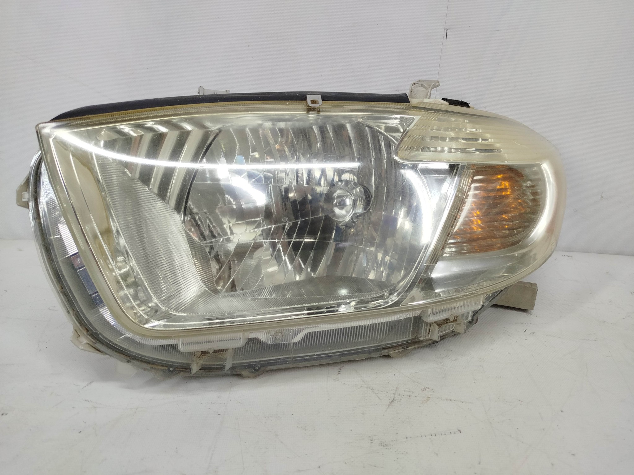 ФАРА TOYOTA ЛЕВАЯ 811500E110 DY074Z