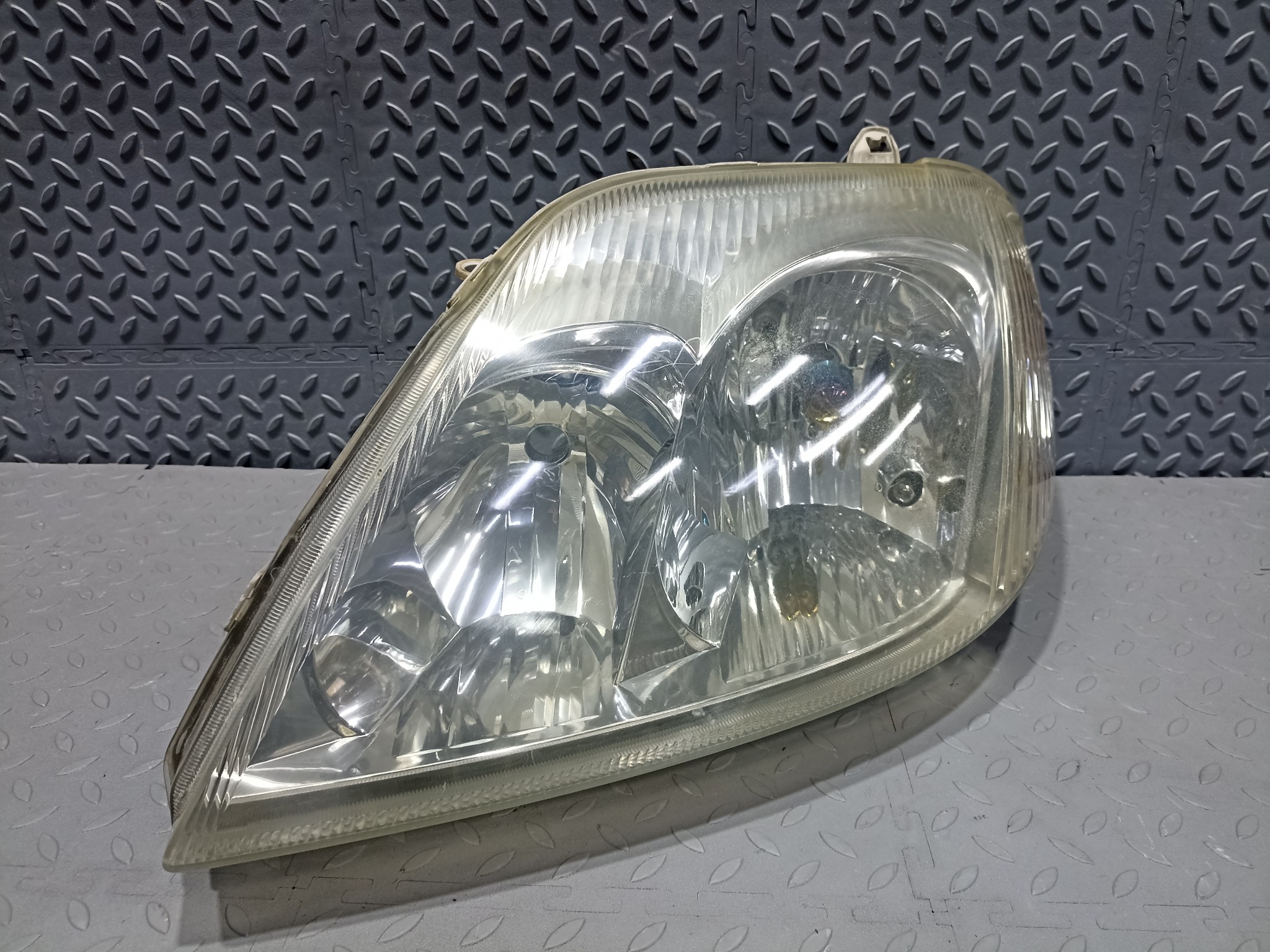 ФАРА TOYOTA ЛЕВАЯ 811701E560  DY947Z