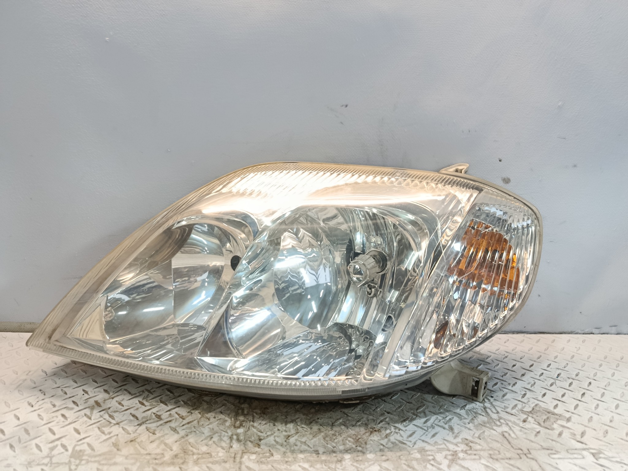 ФАРА TOYOTA ЛЕВАЯ 811701E560  DY931Z