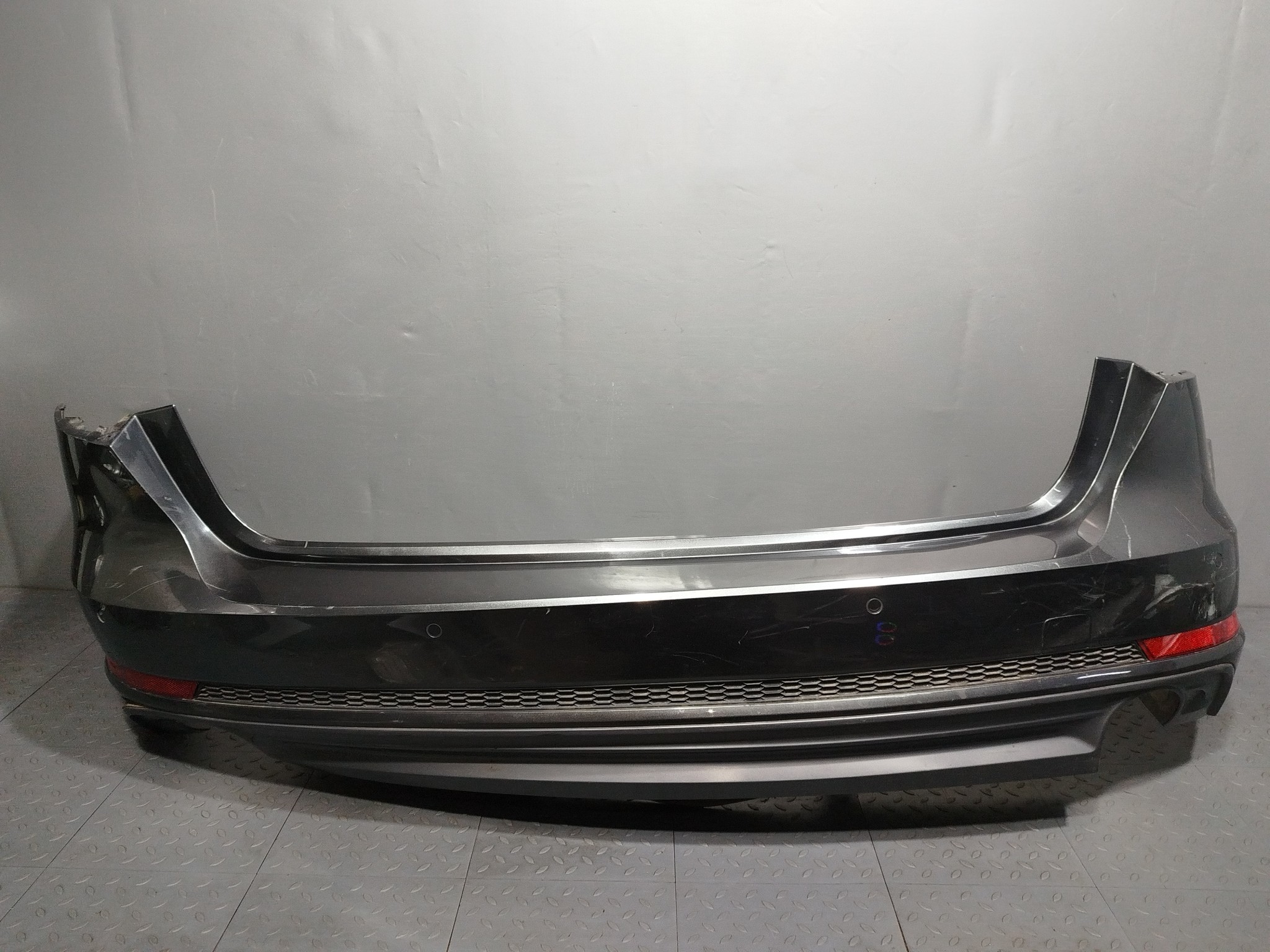БАМПЕР AUDI A4 S4 8W9807067E ЗАДНИЙ серый TA2139