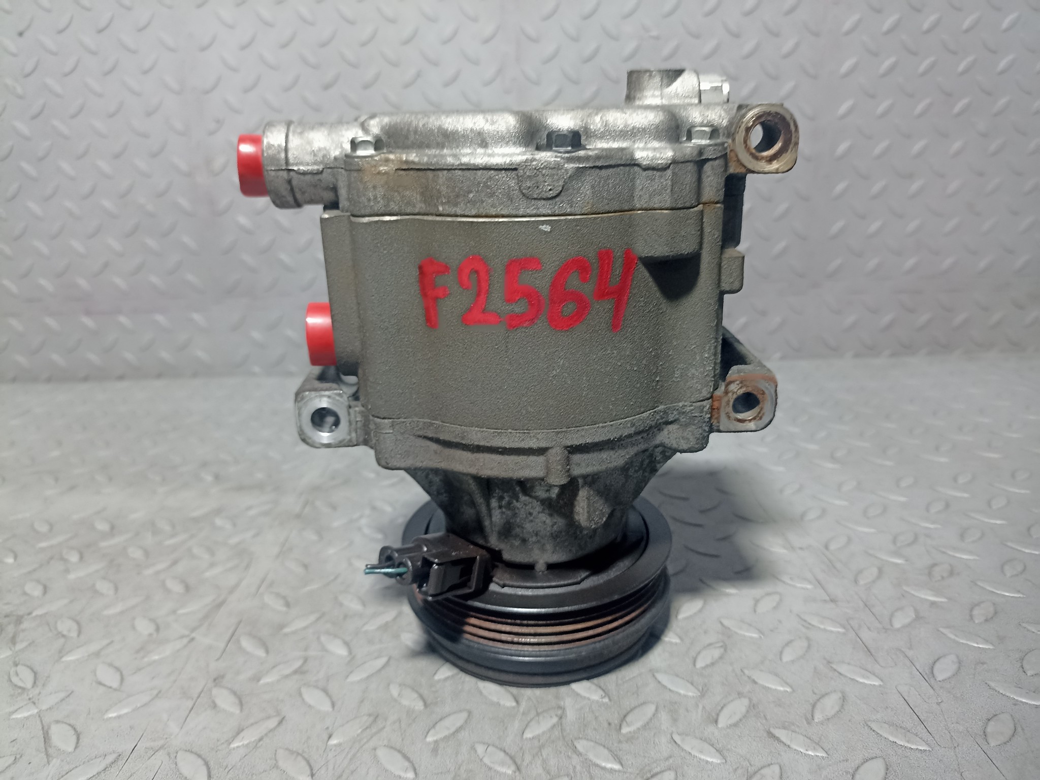 КОМПРЕССОР КОНДИЦИОНЕРА SUBARU 73111AG000  F2564Z