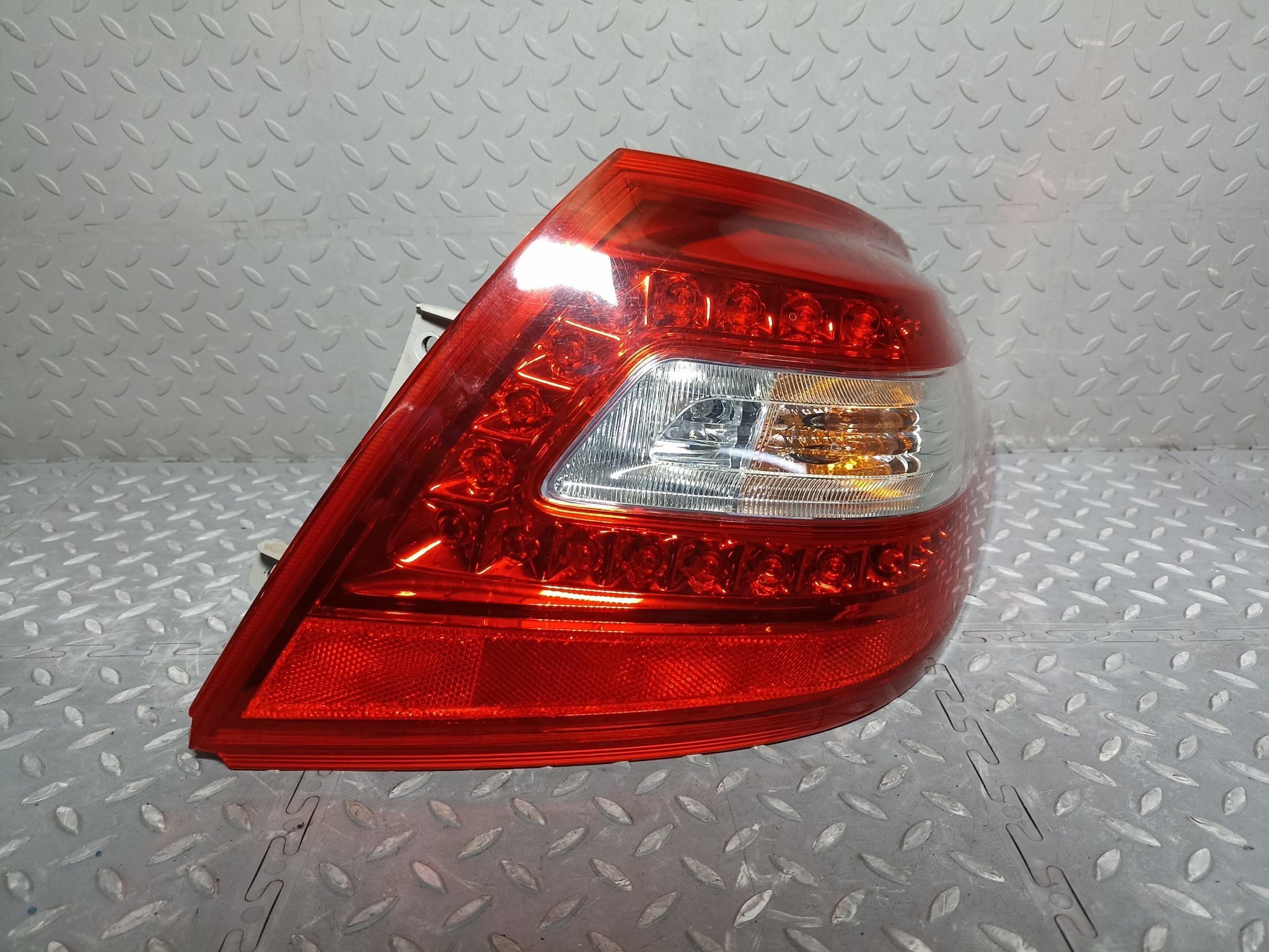 ФОНАРЬ NISSAN ПРАВЫЙ 26550JN00A KB1254