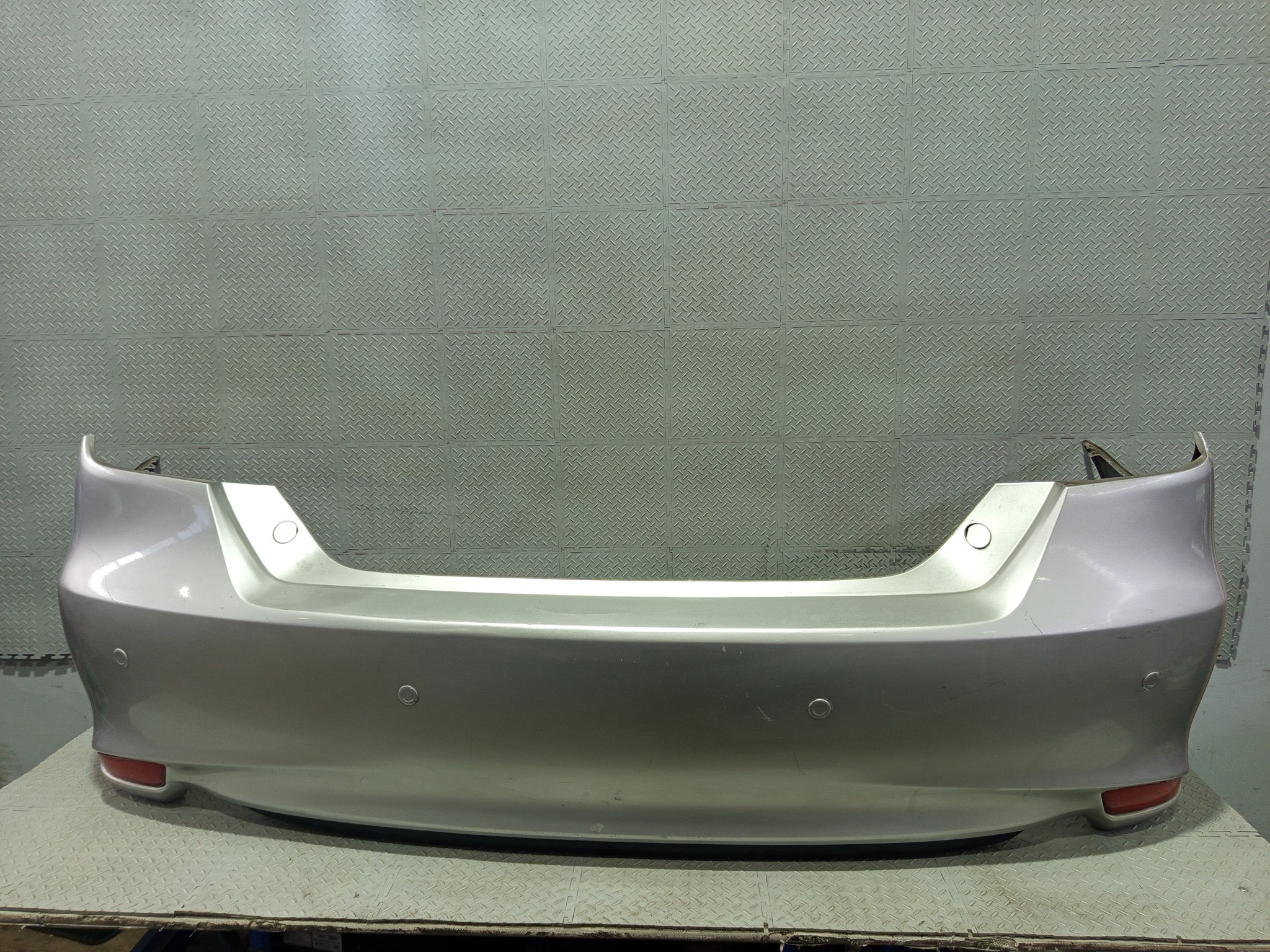 БАМПЕР TOYOTA DAIHATSU ALTIS CAMRY 5215906989 ЗАДНИЙ  серебро DY154
