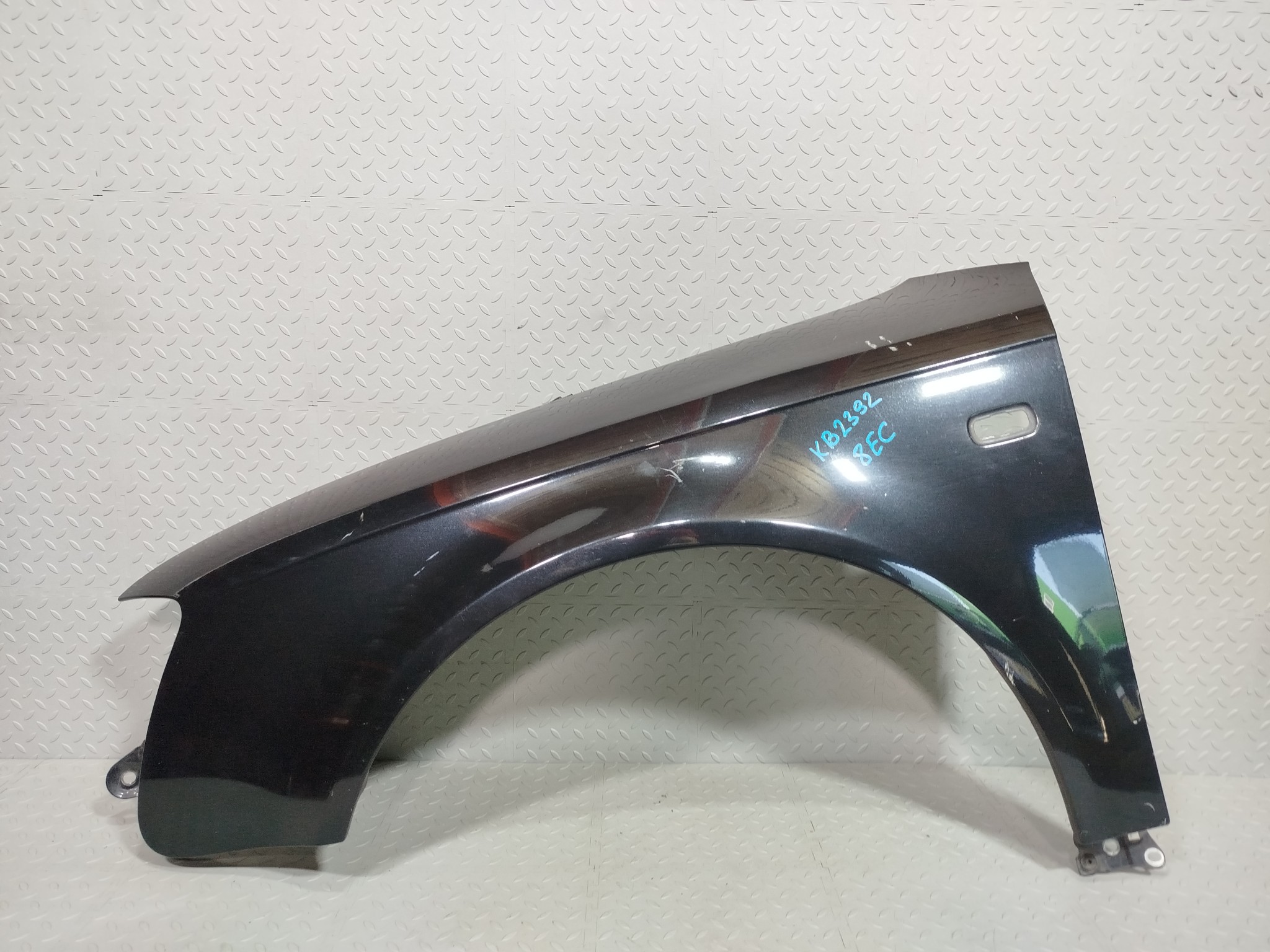 КРЫЛО AUDI A4 8E0821105F ПЕРЕДНЕЕ ЛЕВОЕ черный, LZ9Y KB2392