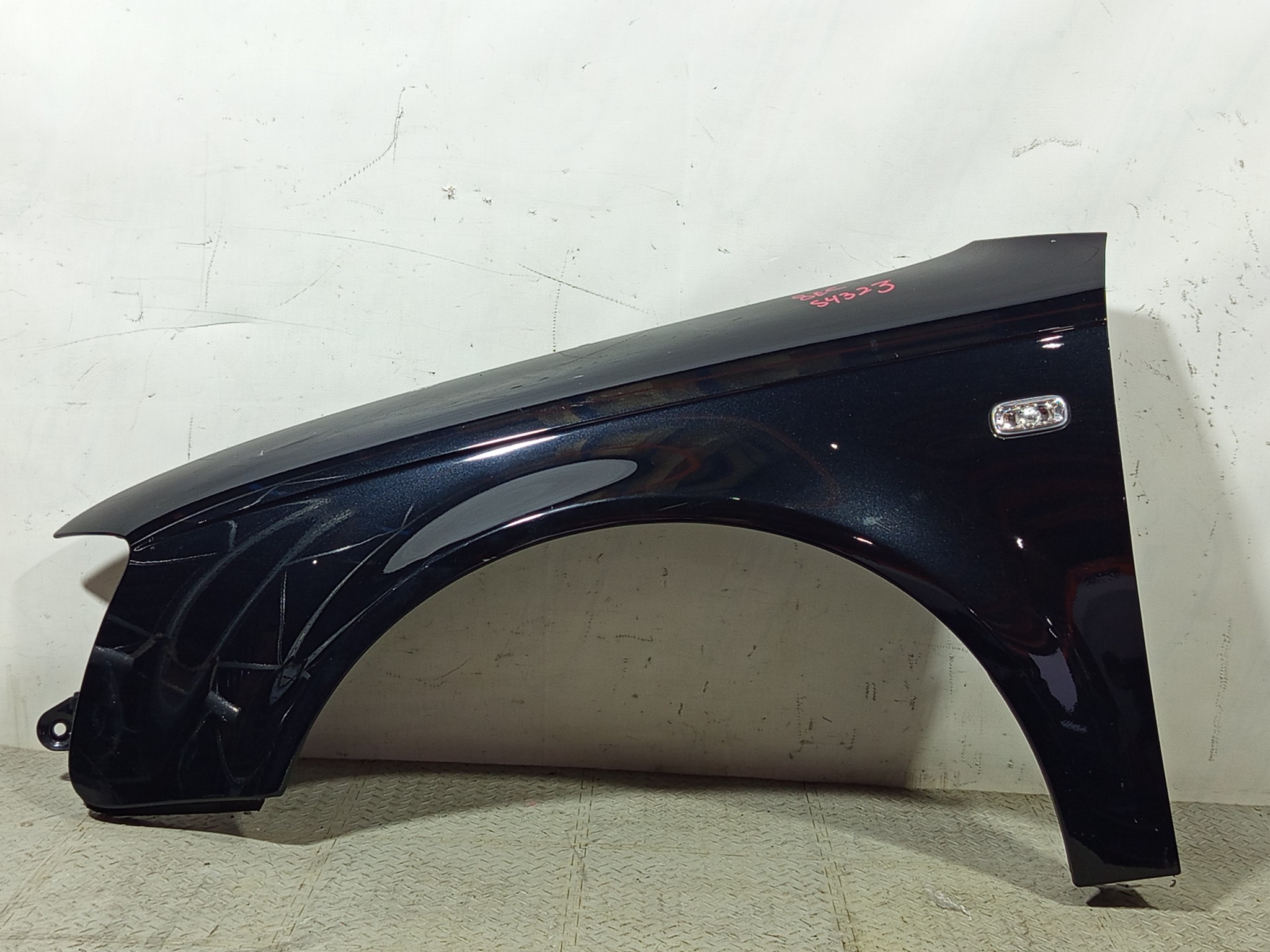 КРЫЛО AUDI A4 8E0821105F ПЕРЕДНЕЕ ЛЕВОЕ черный, LZ9Y S4323