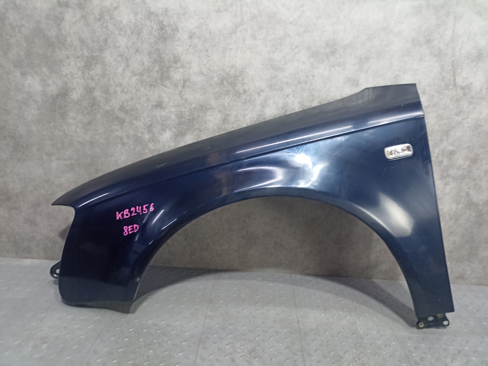 КРЫЛО AUDI A4 8E0821105F ПЕРЕДНЕЕ ЛЕВОЕ синий KB2456