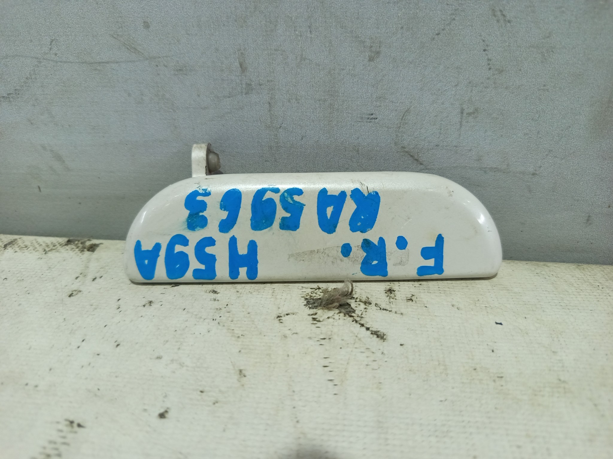 РУЧКА ДВЕРИ ВНЕШНЯЯ NISSAN MITSUBISHI ПЕРЕДНЯЯ ПРАВАЯ MB783843  белый, W13 QA5963