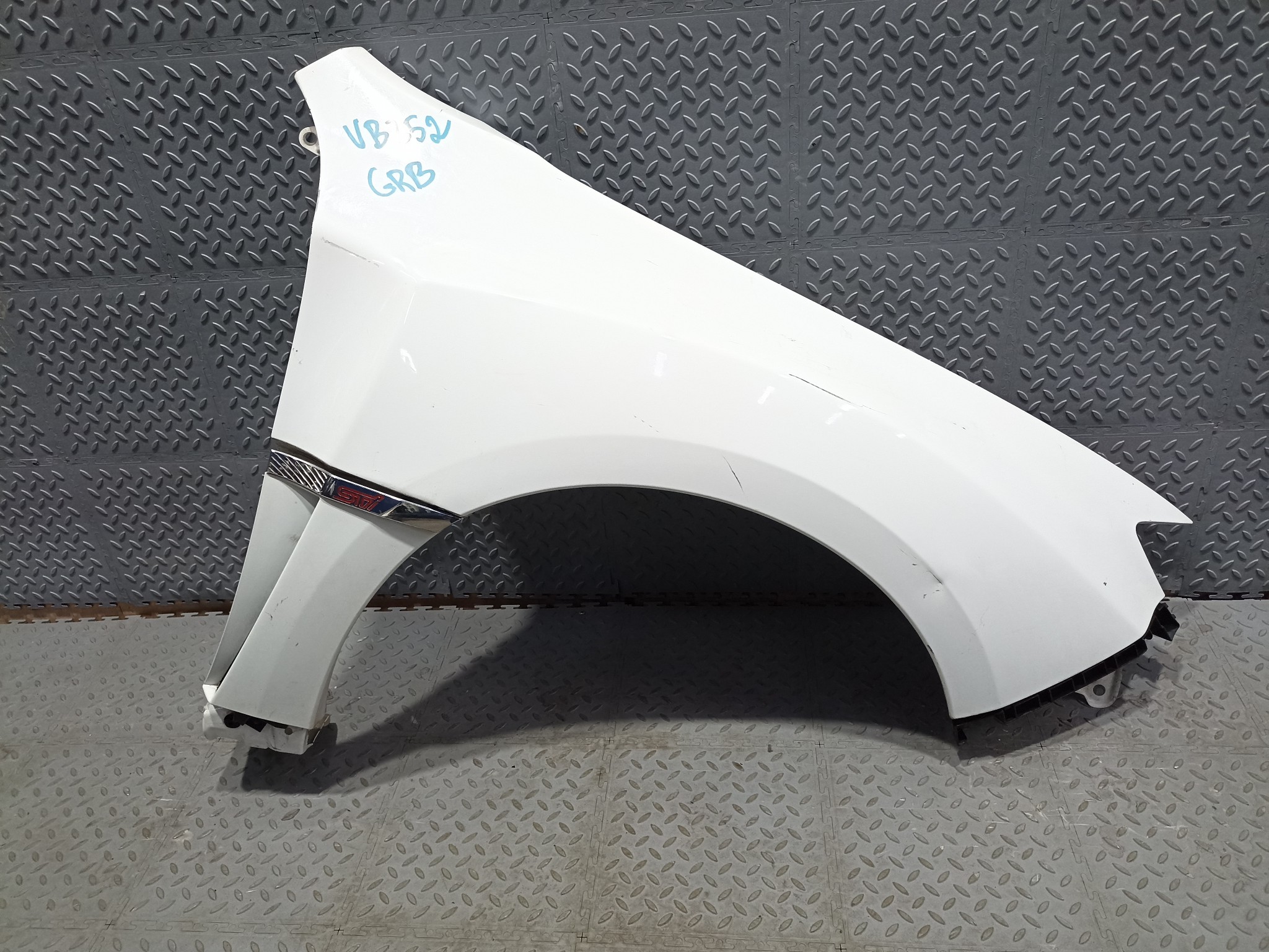 КРЫЛО SUBARU IMPREZA WRX STI 57120FG0409P ПЕРЕДНЕЕ ПРАВОЕ белый, 51E VB352