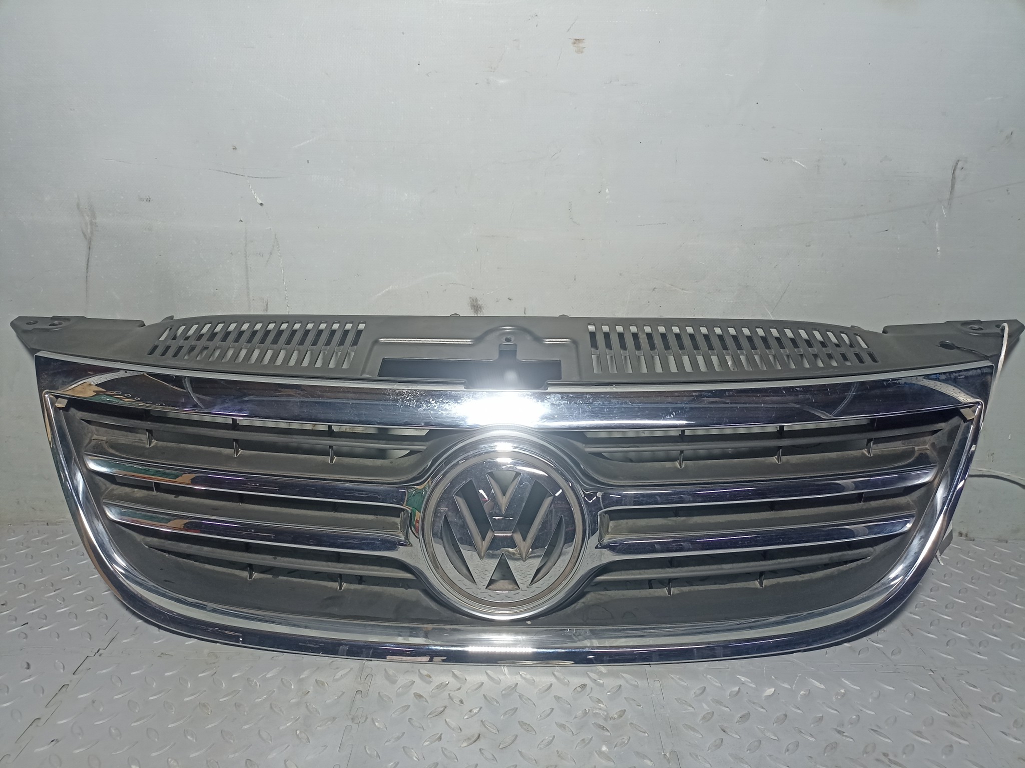 РЕШЕТКА РАДИАТОРА VOLKSWAGEN 5N0853651C FE001Z