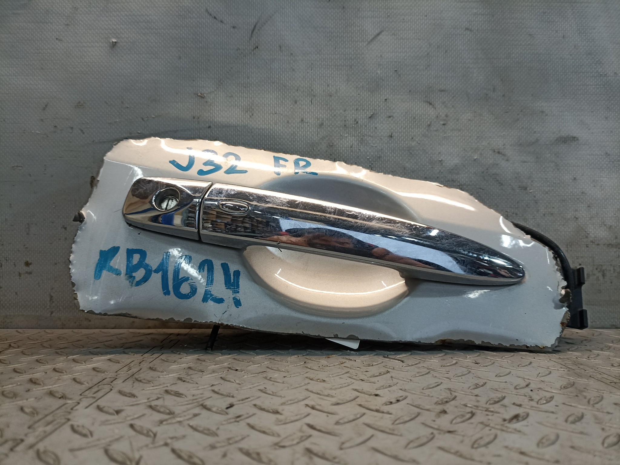 РУЧКА ДВЕРИ ВНЕШНЯЯ NISSAN ПЕРЕДНЯЯ ПРАВАЯ 806101AA0B  серебро, K23 KB1624