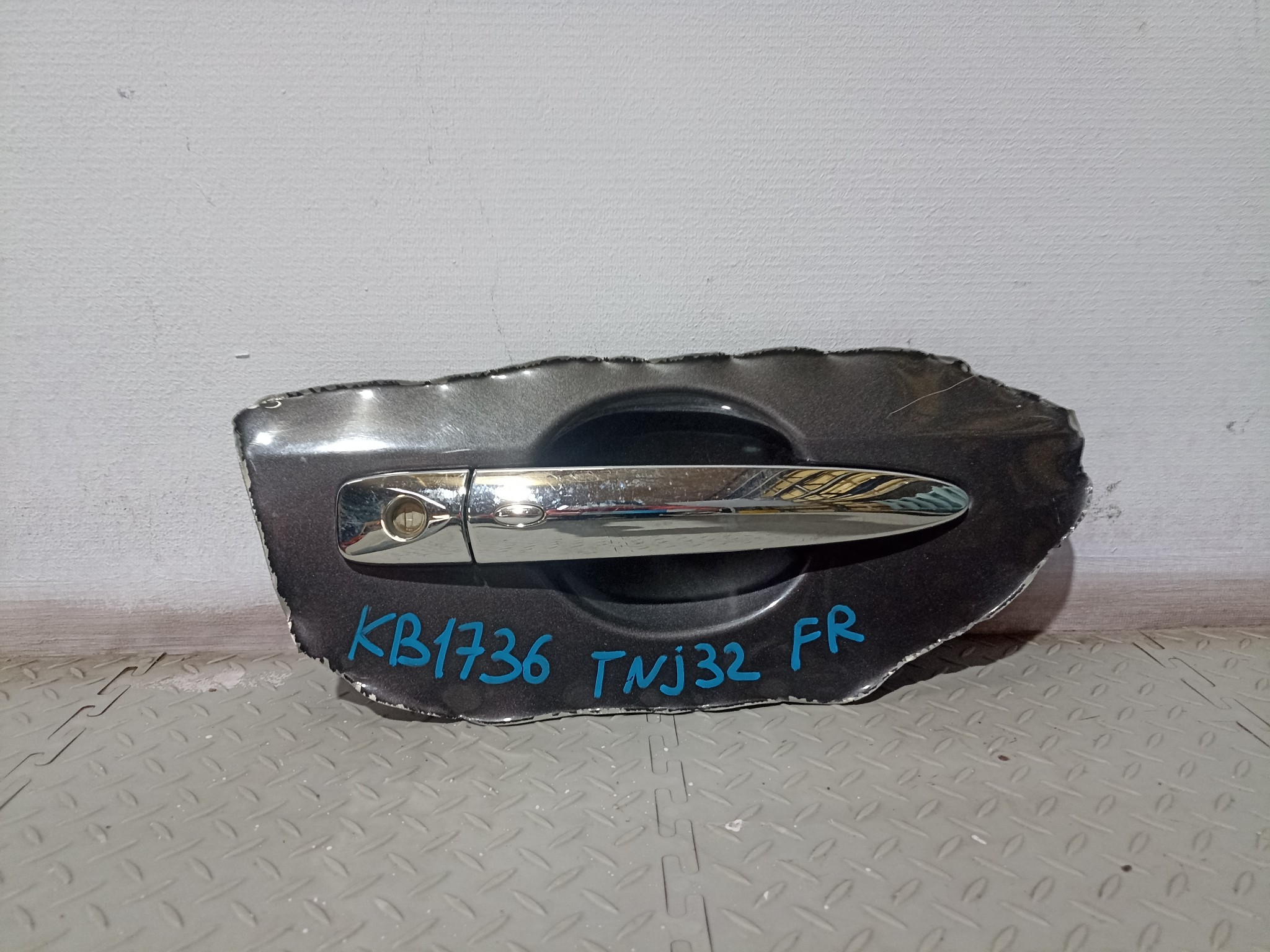 РУЧКА ДВЕРИ ВНЕШНЯЯ NISSAN ПЕРЕДНЯЯ ПРАВАЯ 806101AA0B  хром, LAA KB1736