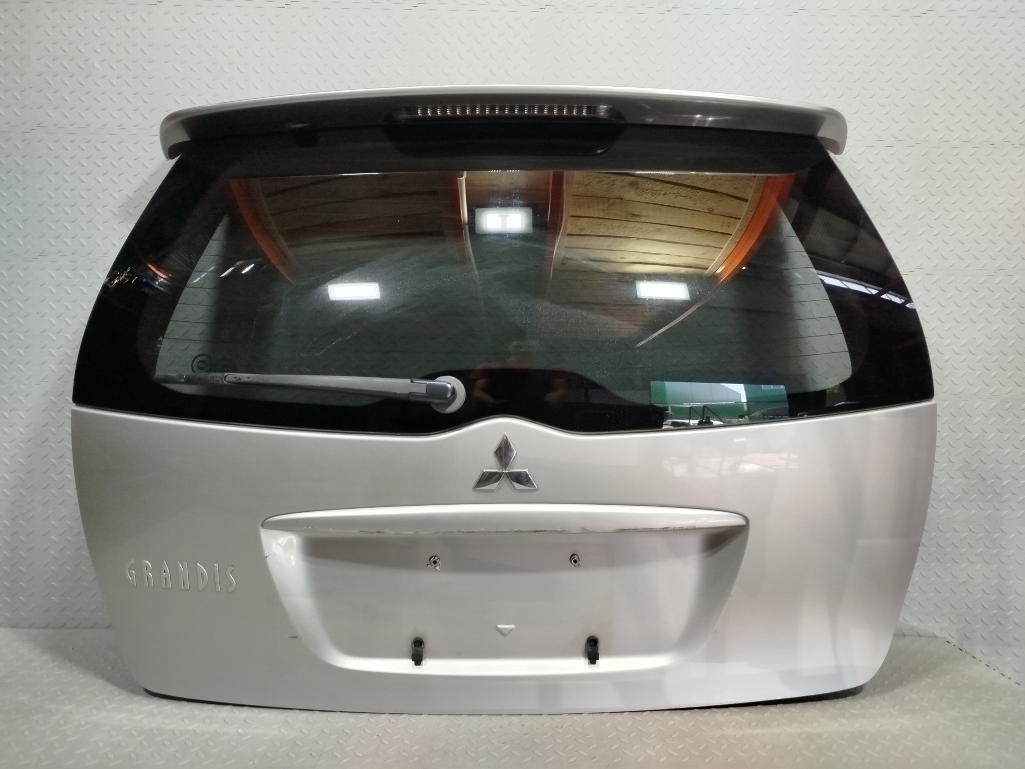 ДВЕРЬ ЗАДНЯЯ MITSUBISHI GRANDIS MN150743  серебро, A17 KE830