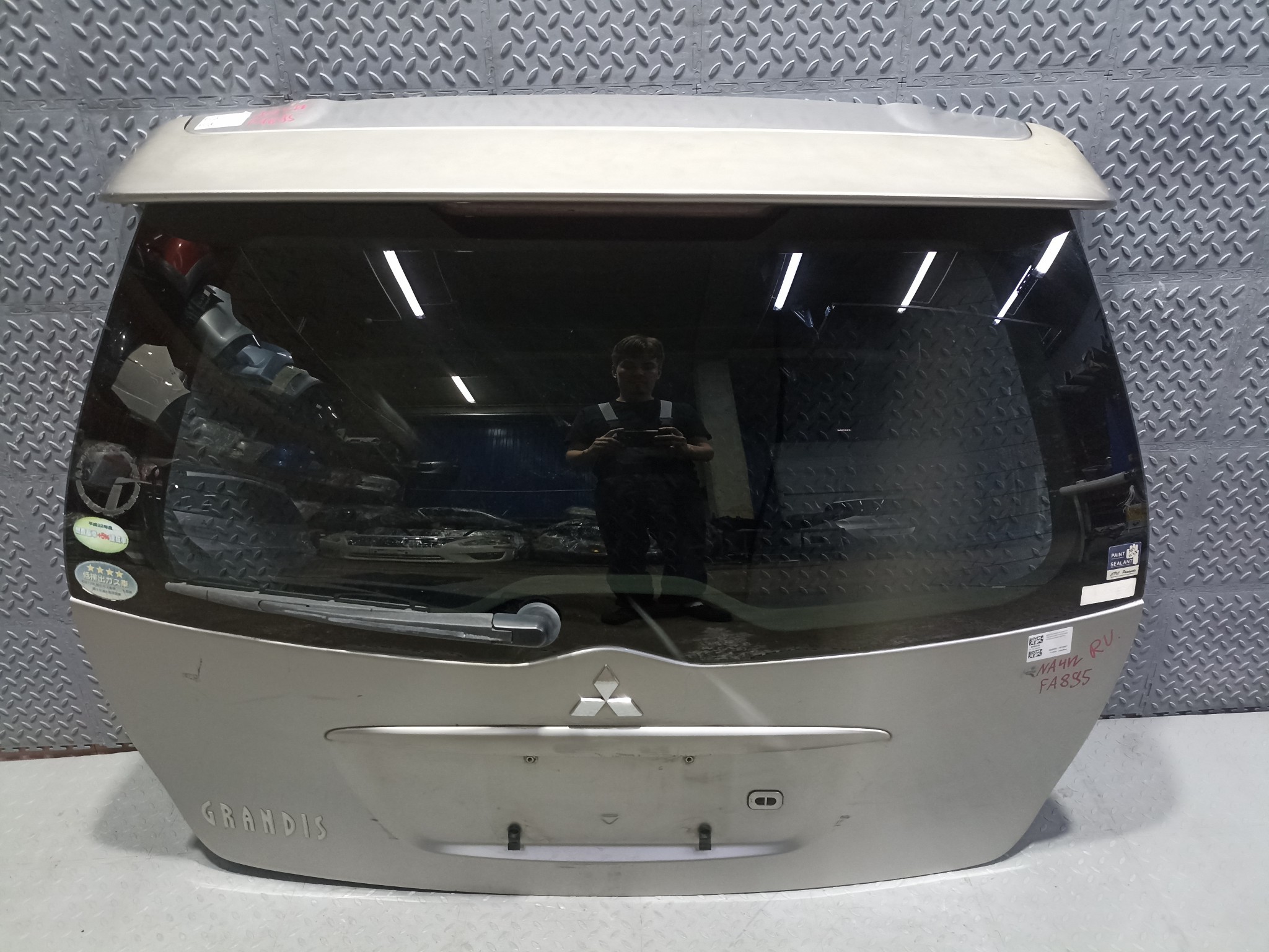 ДВЕРЬ ЗАДНЯЯ MITSUBISHI GRANDIS MN150743  серебро, A17 FA895