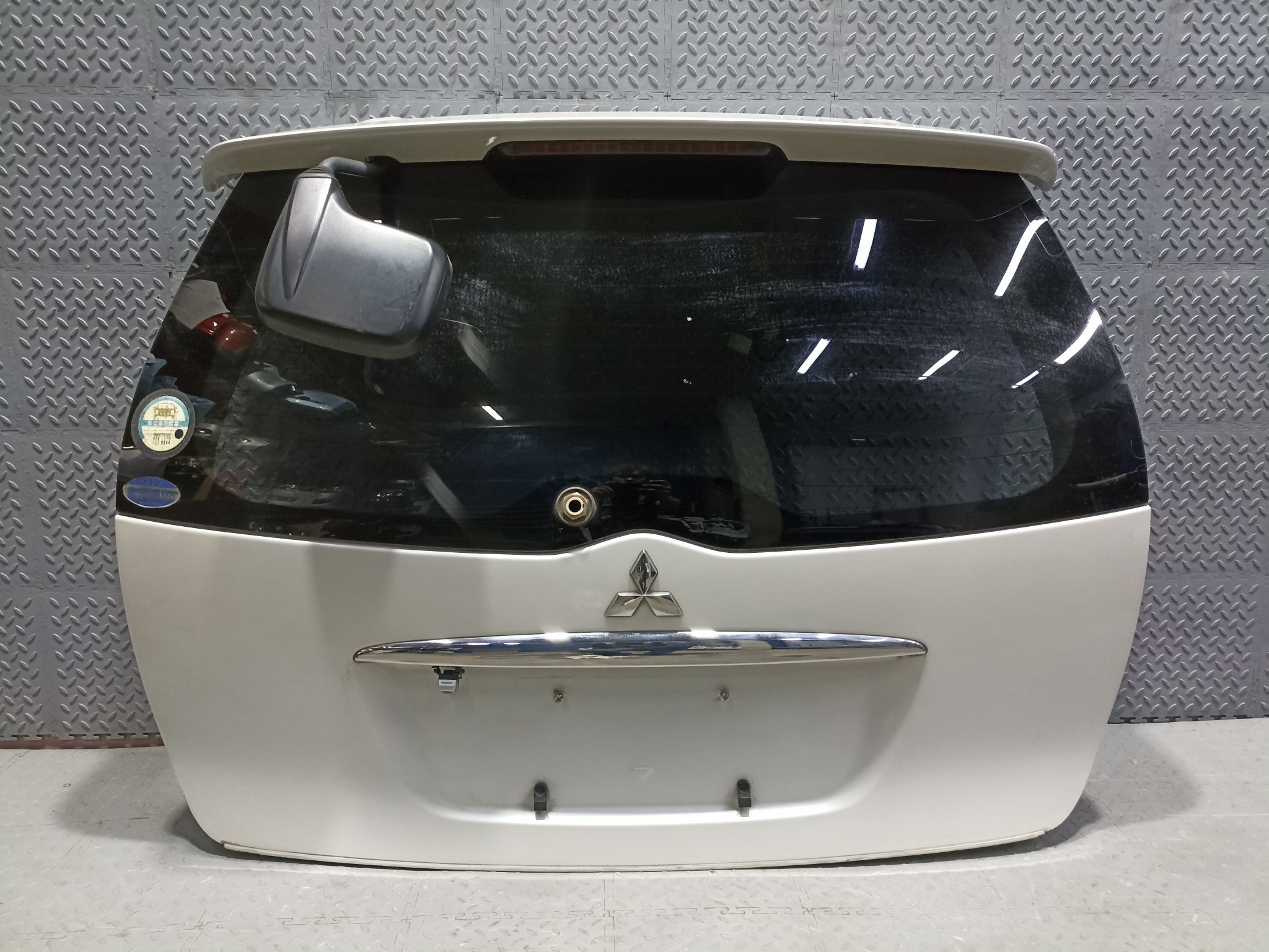 ДВЕРЬ ЗАДНЯЯ MITSUBISHI GRANDIS MN150743  белый, W23 S4051