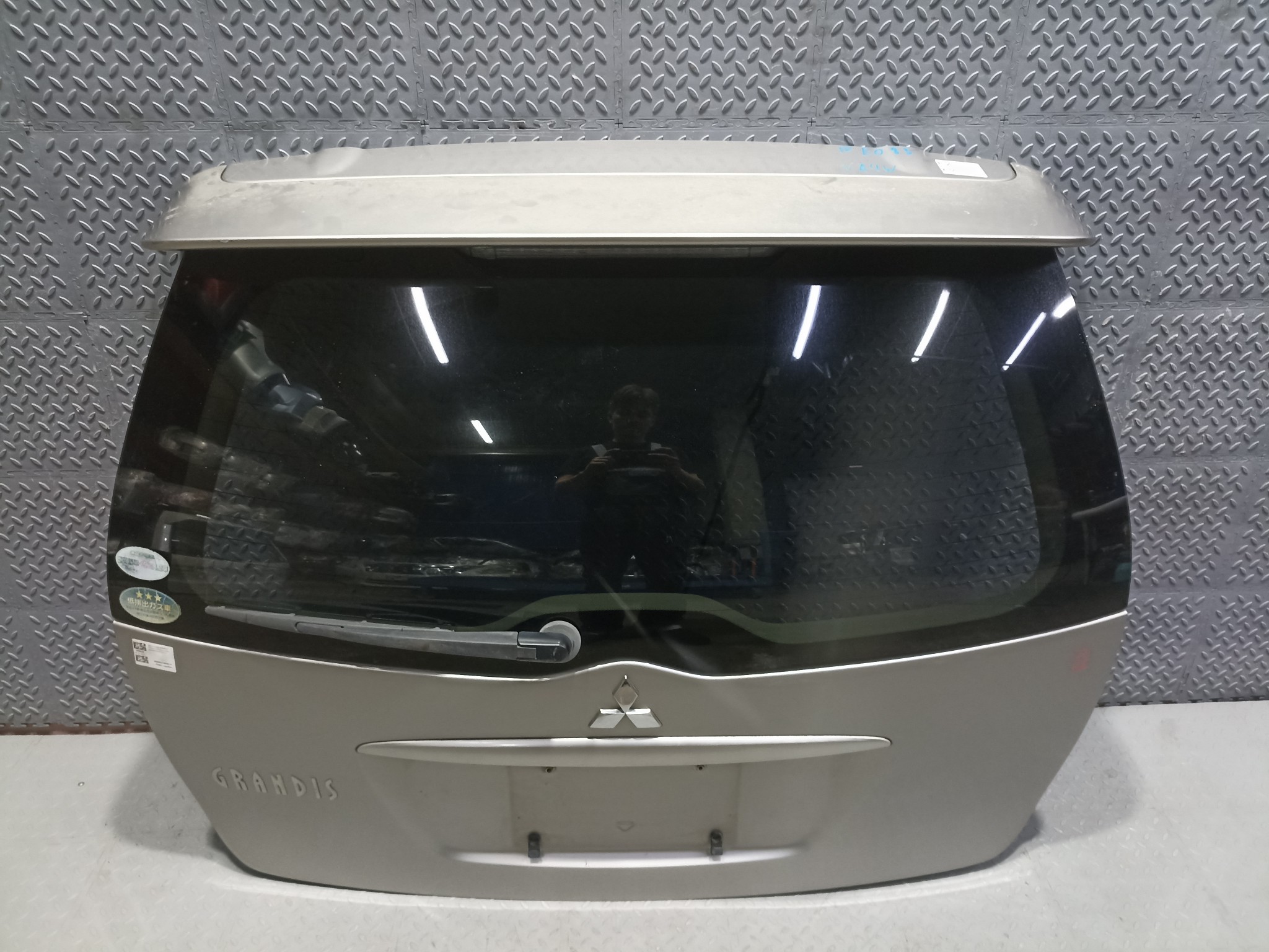 ДВЕРЬ ЗАДНЯЯ MITSUBISHI GRANDIS MN150743  серебро, A17 FE083