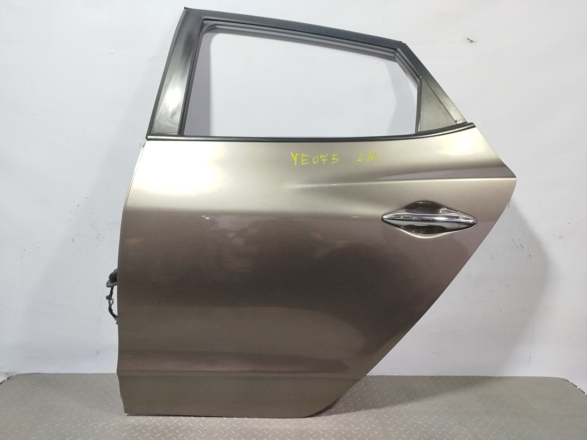 ДВЕРЬ HYUNDAI IX35 TUCSON 770032S000 ЗАДНЯЯ ЛЕВАЯ светло-коричневый, TFP YE075