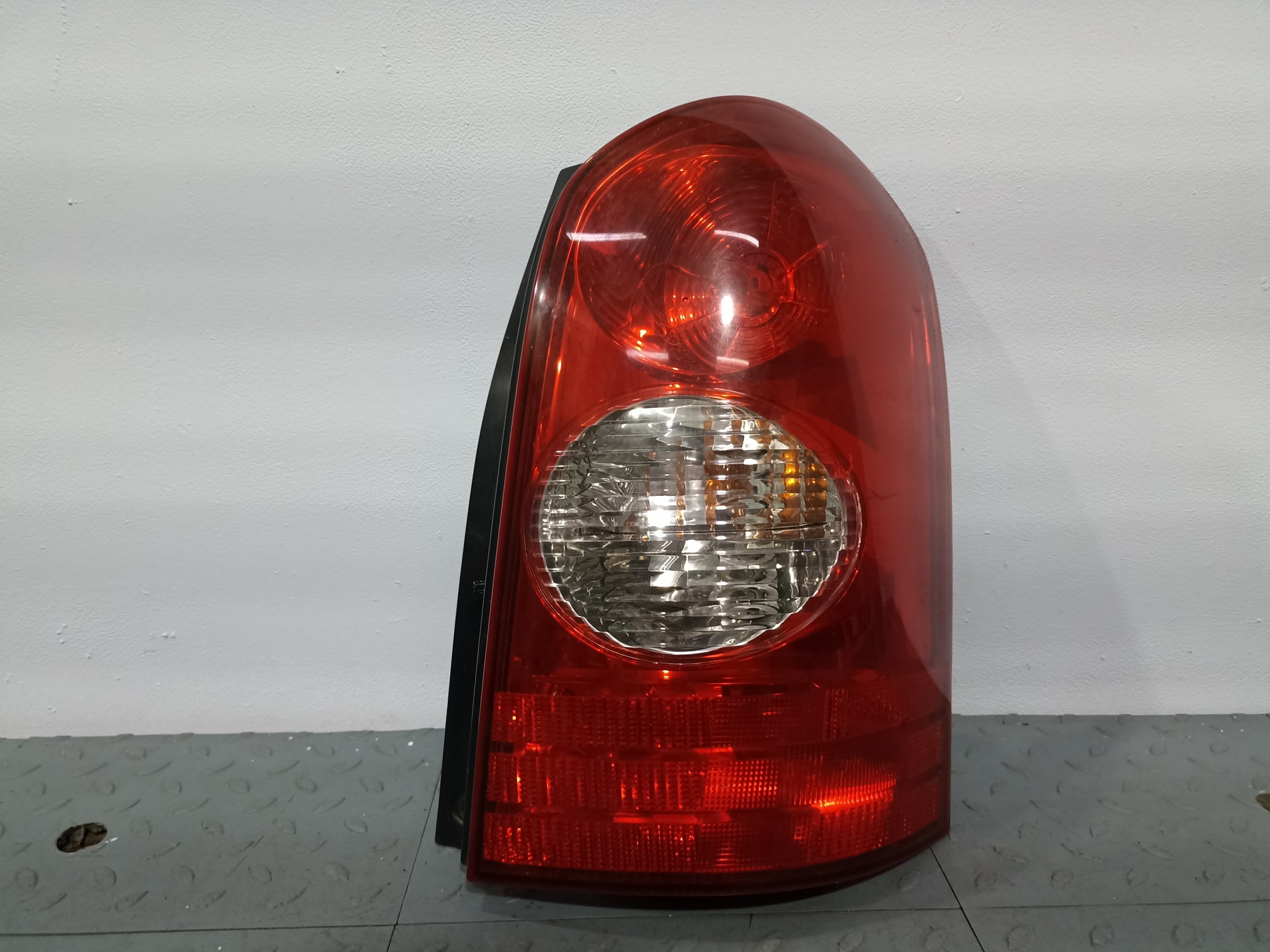 ФОНАРЬ MAZDA ПРАВЫЙ L12051150B  S4135