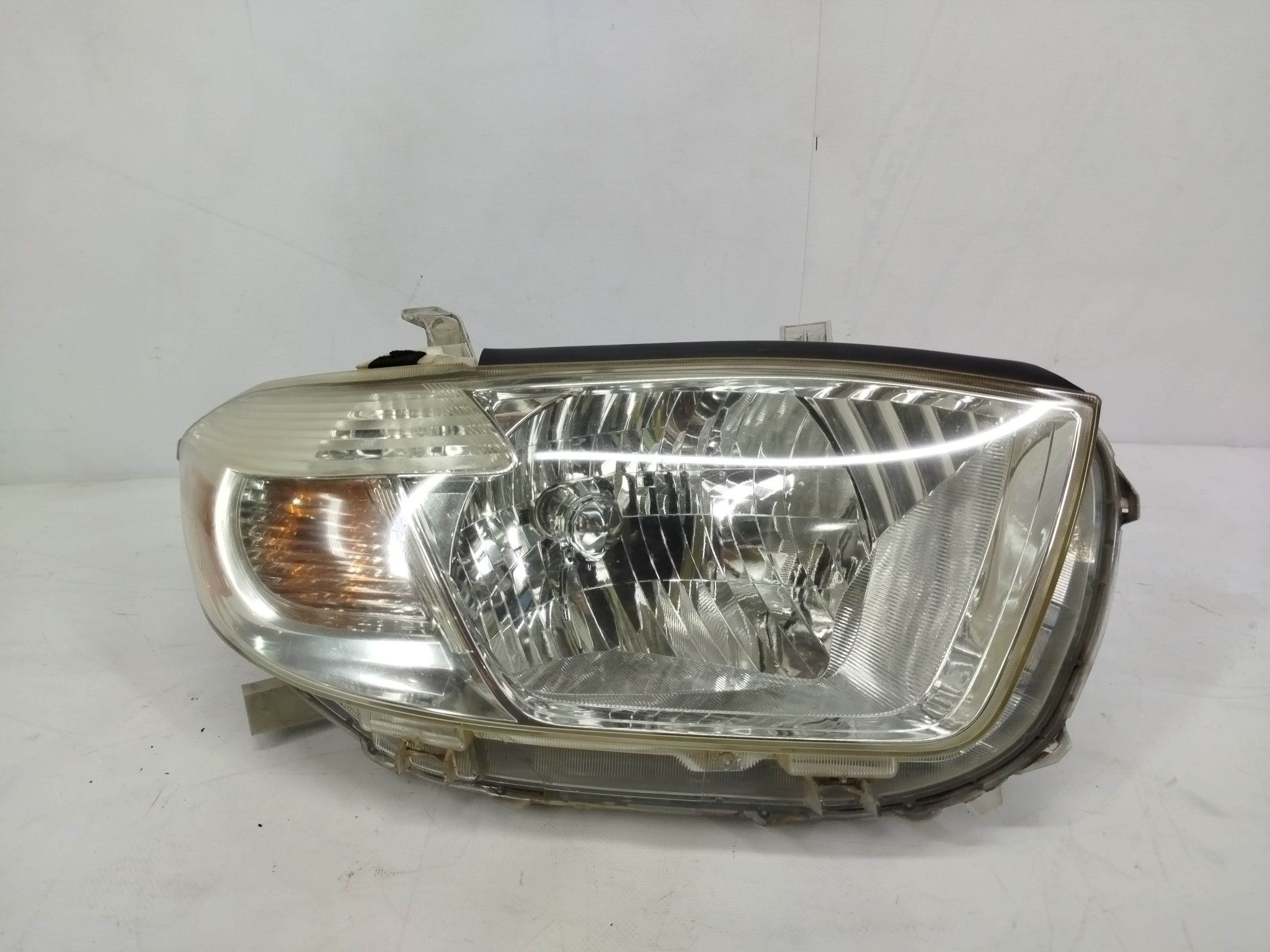 ФАРА TOYOTA ПРАВАЯ 811100E090 DY673Z