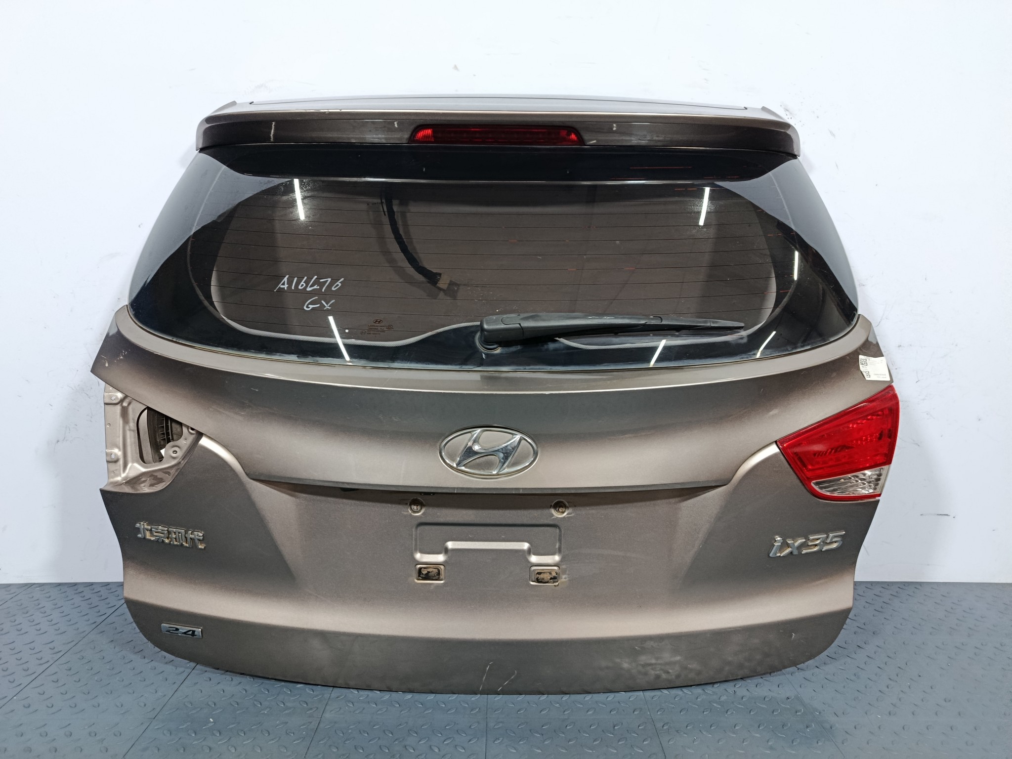 ДВЕРЬ ЗАДНЯЯ HYUNDAI IX35 TUCSON 737002S010 серый P011