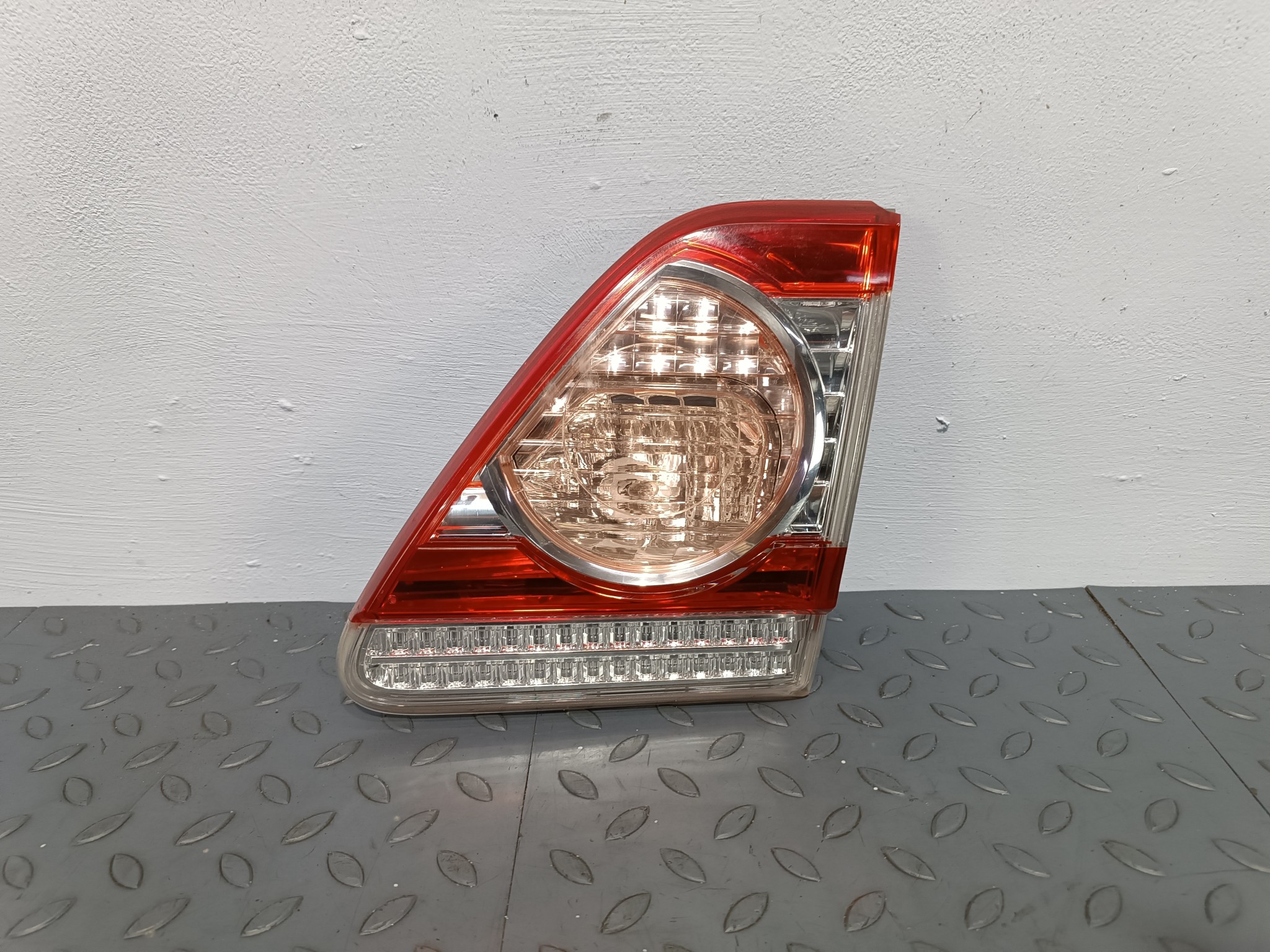 ФАЛЬШПАНЕЛЬ TOYOTA ПРАВАЯ 8158102310 DY134Z