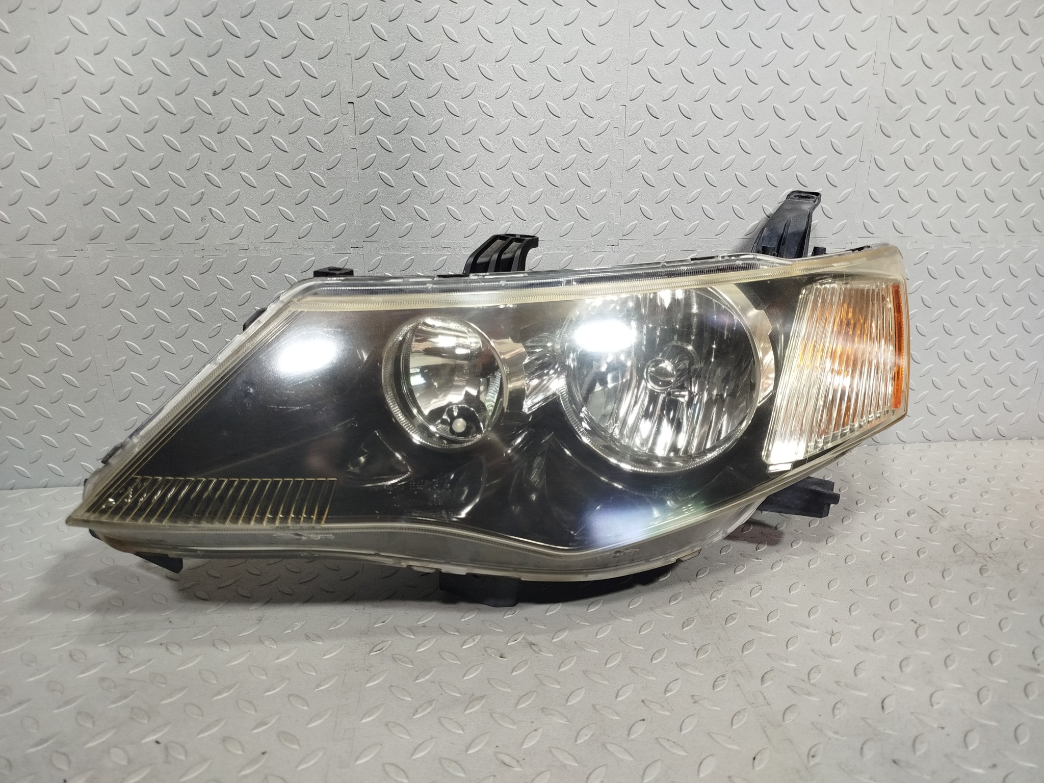 ФАРА MITSUBISHI ЛЕВАЯ 8301A153  S4404