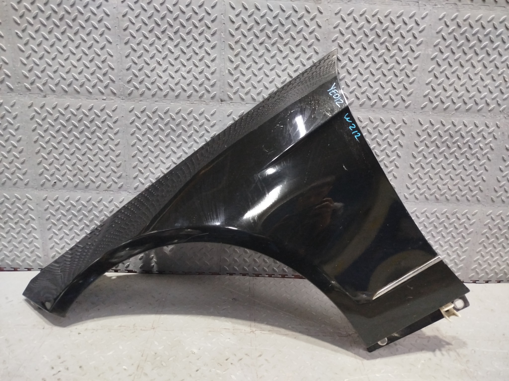 КРЫЛО MERCEDES-BENZ E-CLASS A2128801118 ПЕРЕДНЕЕ ЛЕВОЕ черный, 197U YE012