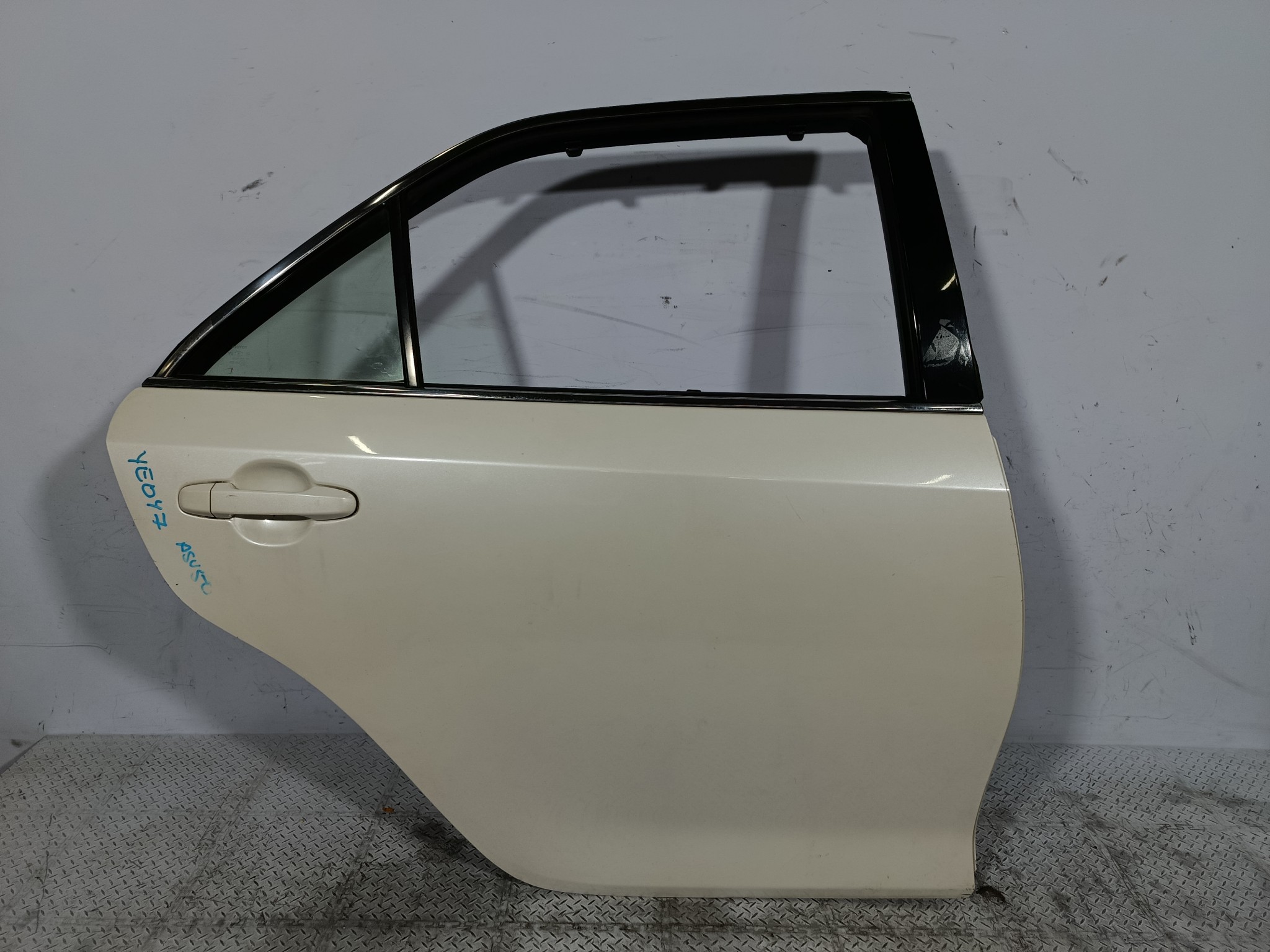 ДВЕРЬ TOYOTA DAIHATSU ALTIS CAMRY 6700333200 ЗАДНЯЯ ПРАВАЯ  белый, 070 YE047