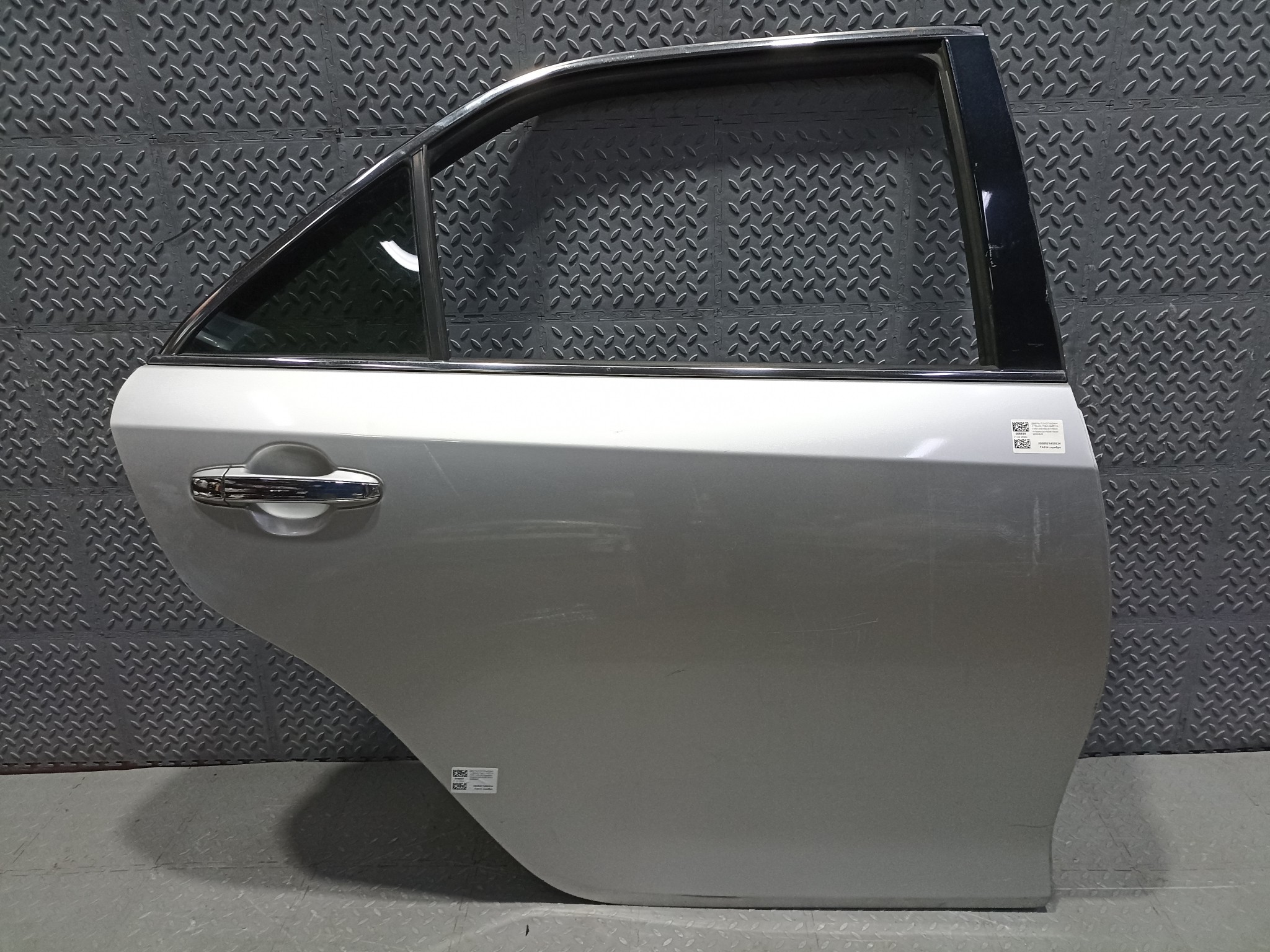 ДВЕРЬ TOYOTA DAIHATSU ALTIS CAMRY 6700333200 ЗАДНЯЯ ПРАВАЯ  серебро FA914