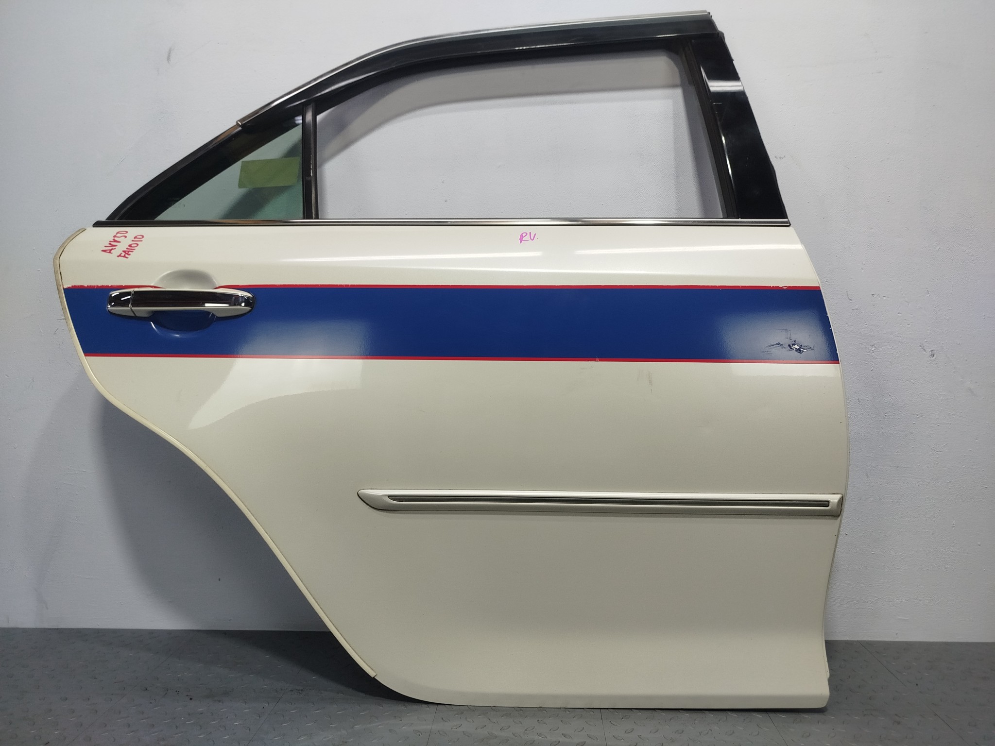 ДВЕРЬ TOYOTA DAIHATSU ALTIS CAMRY 6700333200 ЗАДНЯЯ ПРАВАЯ  белый перламутр, 070 FA1010
