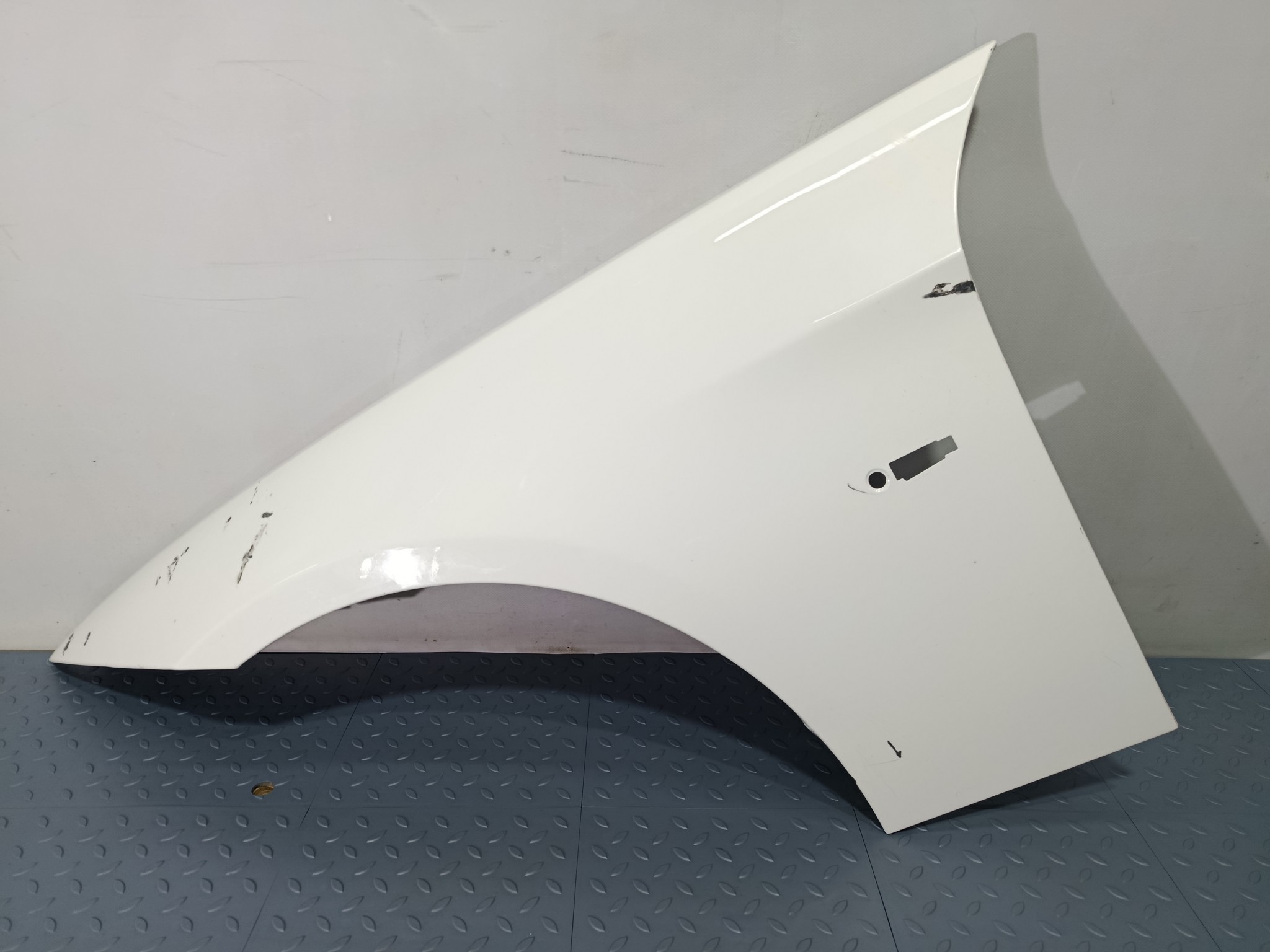 КРЫЛО BMW 3-SERIES 41357135679 ПЕРЕДНЕЕ ЛЕВОЕ белый S1768